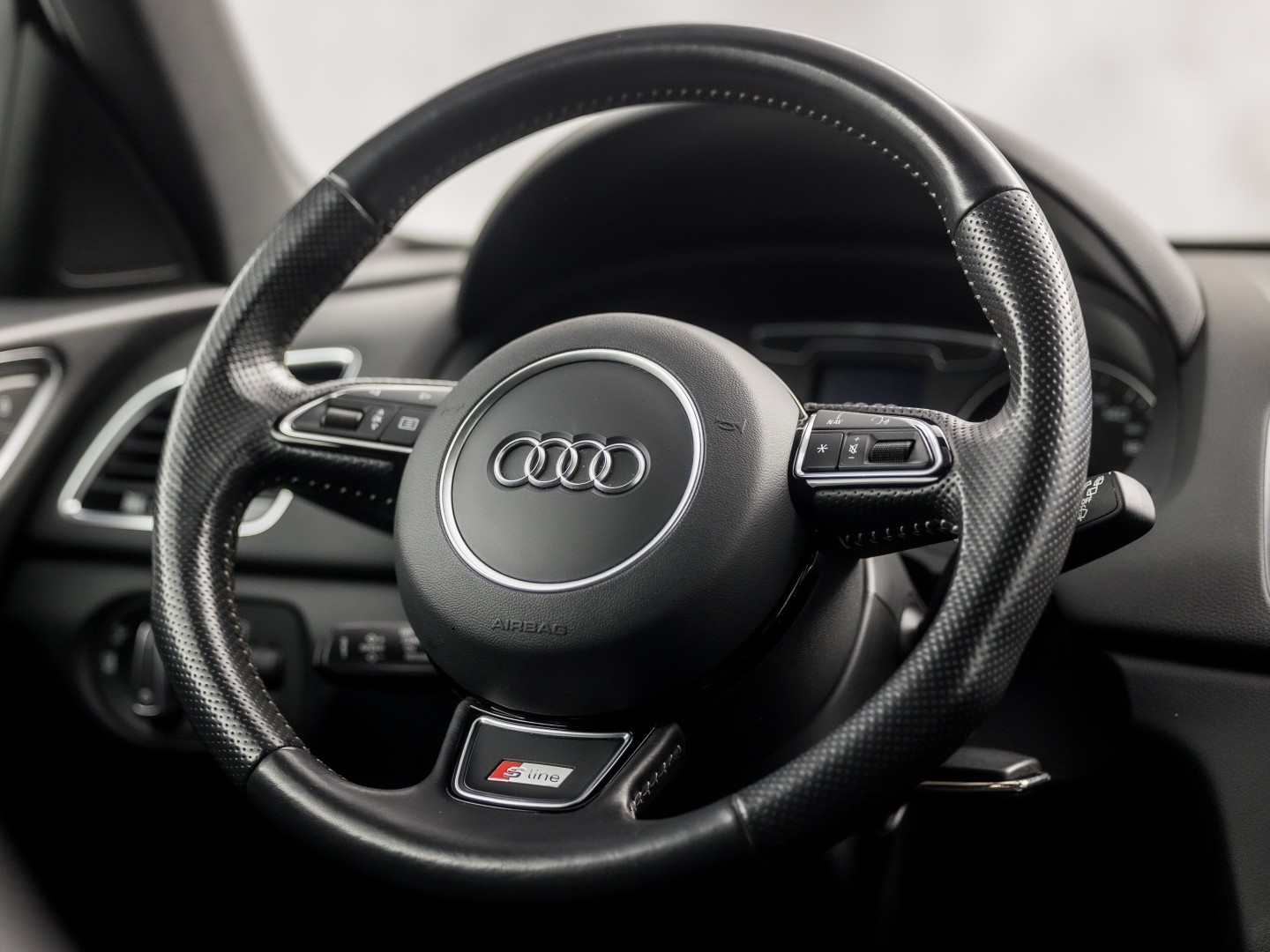 Audi Q3 1.4 TFSI S-Line Sport 150Pk Automaat (2X S-LINE, NAVIGATIE, LEDER, STOELVERWARMING, SPORTSTOELEN, GETINT GLAS, TREKHAAK, NIEUWE APK, NIEUWSTAAT)
