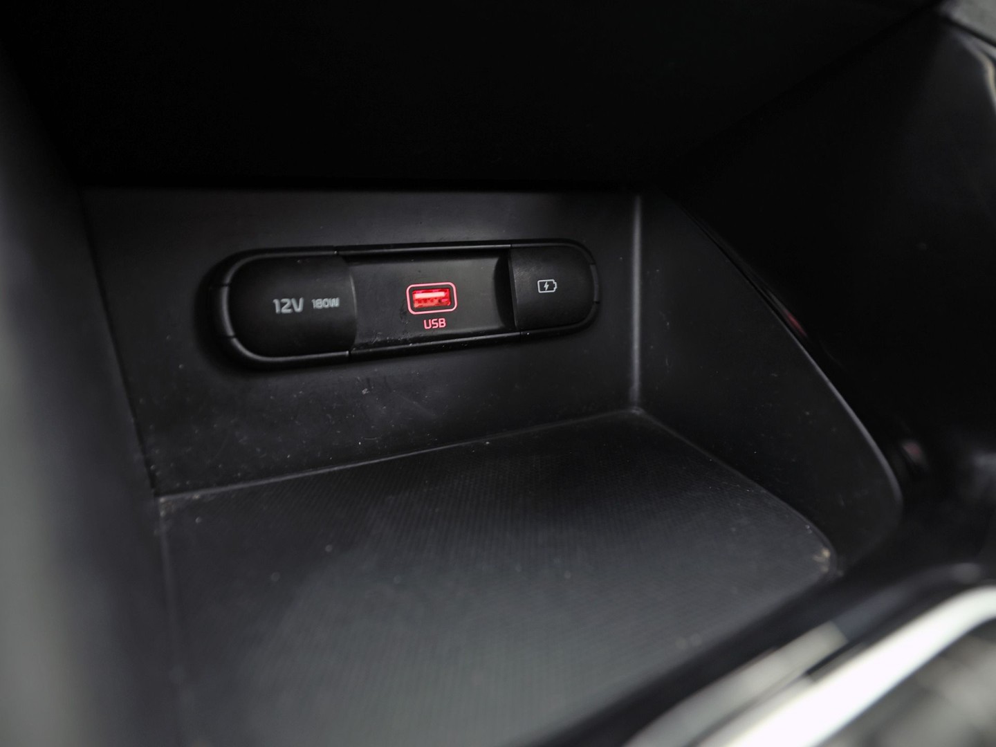 Kia Niro 1.6 GDi PHEV DynamicPlusLine Automaat (APPLE CARPLAY, GROOT NAVI, STUUR/STOELVERWARMING, CAMERA, TREKHAAK, SPORTSTOELEN, GETINT GLAS, ADAPTIVE CRUISE, NIEUWSTAAT)