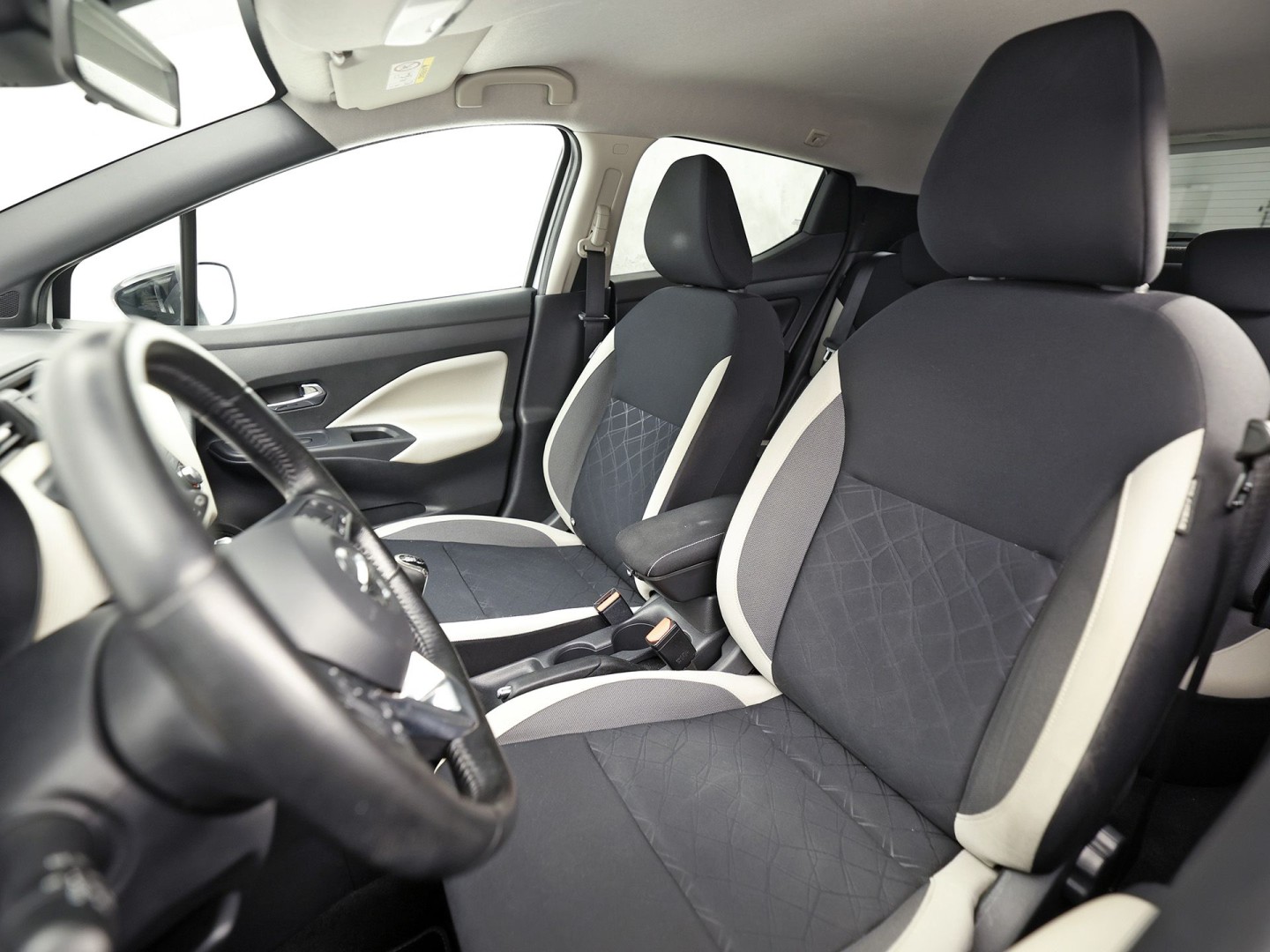Nissan Micra 0.9 IG-T N-Connecta Sport (NAVIGATIE, CLIMATE, CAMERA, GETINT GLAS, SPORTSTOELEN, ELEK RAMEN, CRUISE, NIEUWSTAAT)