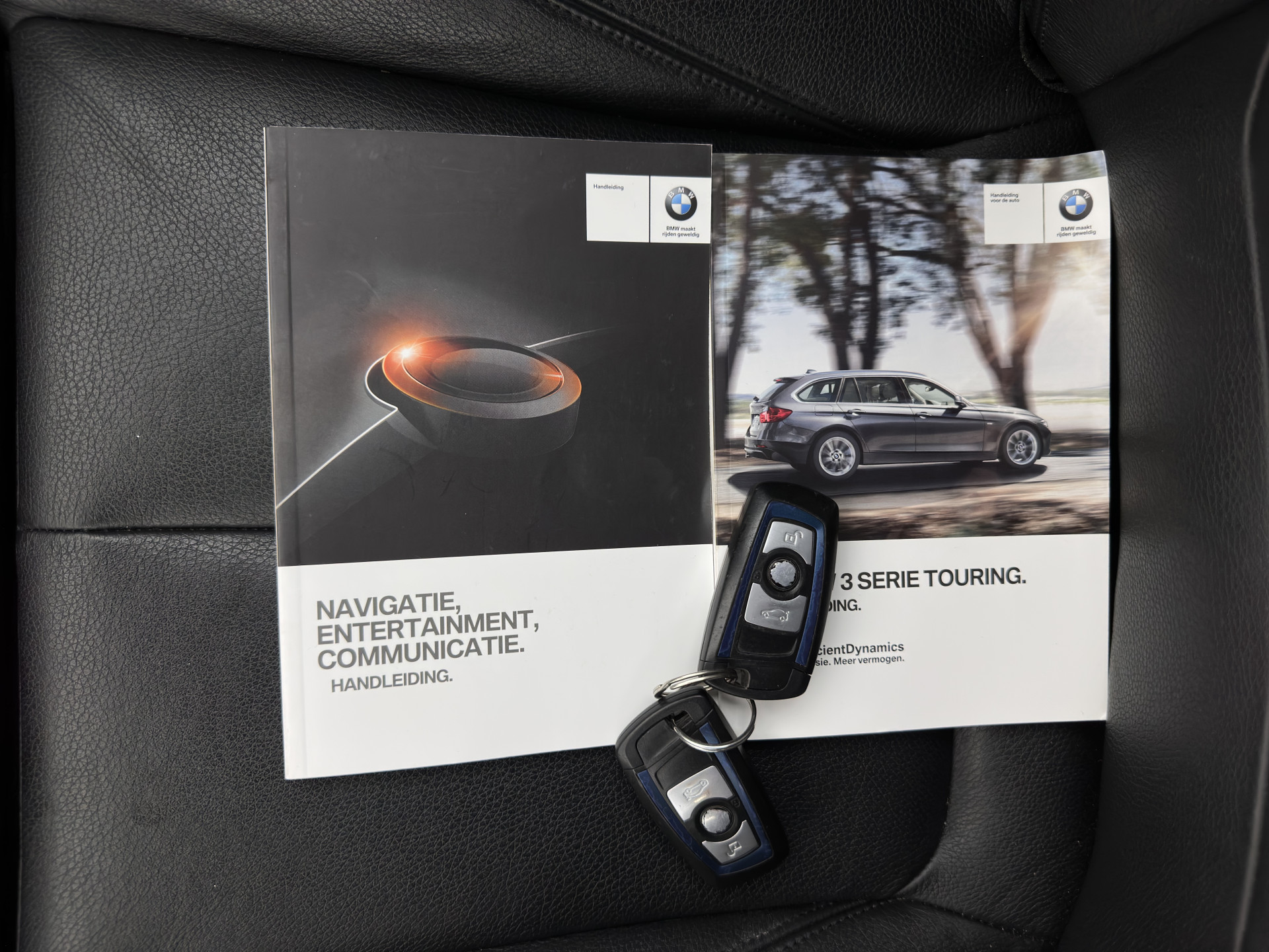 BMW 3-serie Touring 330d xDrive M-Aerodynamica-Pack High-Executive Aut * LEATHER | NAVI-FULLMAP | XENON | HEATED-SPORTSEATS | SHIFT-PADDLES | PDC | PRIVACY-GLASS | KEYLESS | CAMERA | TOWBAR | 18''ALU*