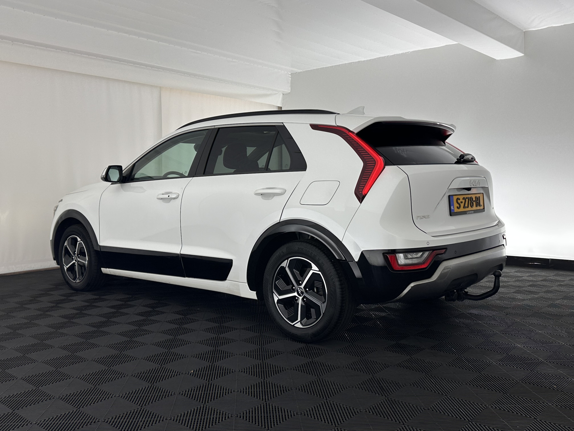 Kia Niro 1.6 GDi Hybrid Dynamic Plus Line (INCL-BTW) Aut. *PANO | HEAD-UP | LEATHER | DIGI-COCKPIT | NAVI-FULLMAP | DAB | ADAPTIVE-CRUISE | CAMERA | HEATED-COMFORTSEATS | KEYLESS | PRIVACYGLASS | SHIFTPADDLES | CARPLAY | TOWBAR | 16"
