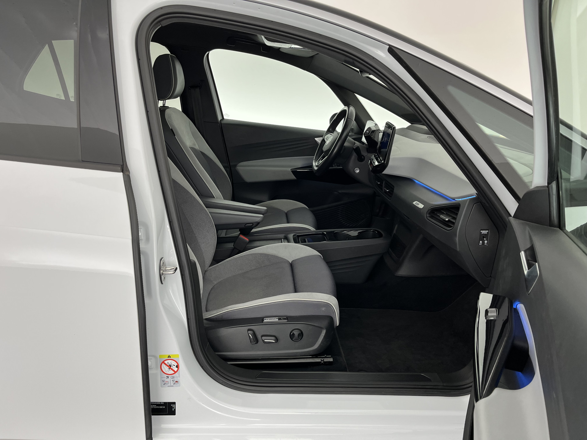 Volkswagen ID.3 First Max 58 kWh [ 3-Fase-11kW ] {SOH-89%} (INCL-BTW) *HEATPUMP | PANO | HEAD-UP | ADAPTIVE-CRUISE | IQ-LIGHTS | BLINDSPOT | CAMERA | KEYLESS | MICROFIBRE | AMBIENTLIGHT | NAVI-FULLMAP | DAB+ | ECC | HEATED-SPORTSEATS | DIGI-COCKPIT |