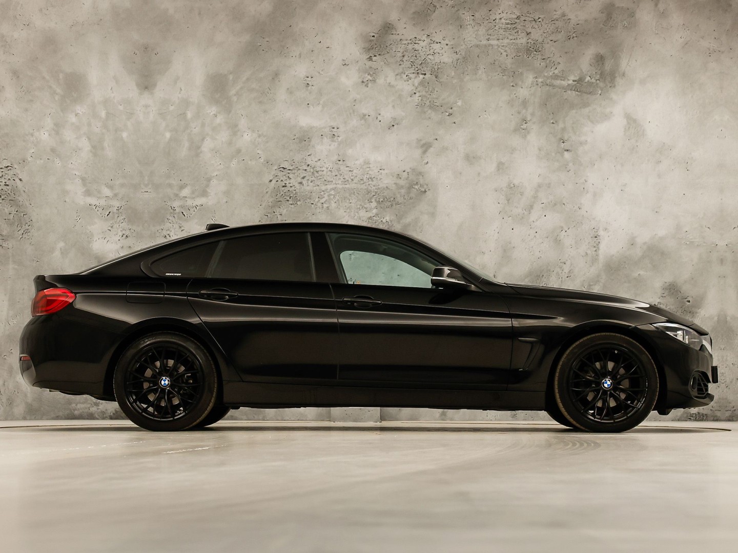 BMW 4-Serie Gran Coupe 418i Executive Sport Black Pack Automaat (NAP, DEALER ONDERHOUDEN, NAVIGATIE, CLIMATE, SPORTSTOELEN, PARKEERSENSOREN, CRUISE, FLIPPERS, NIEUWE APK, NIEUWSTAAT)