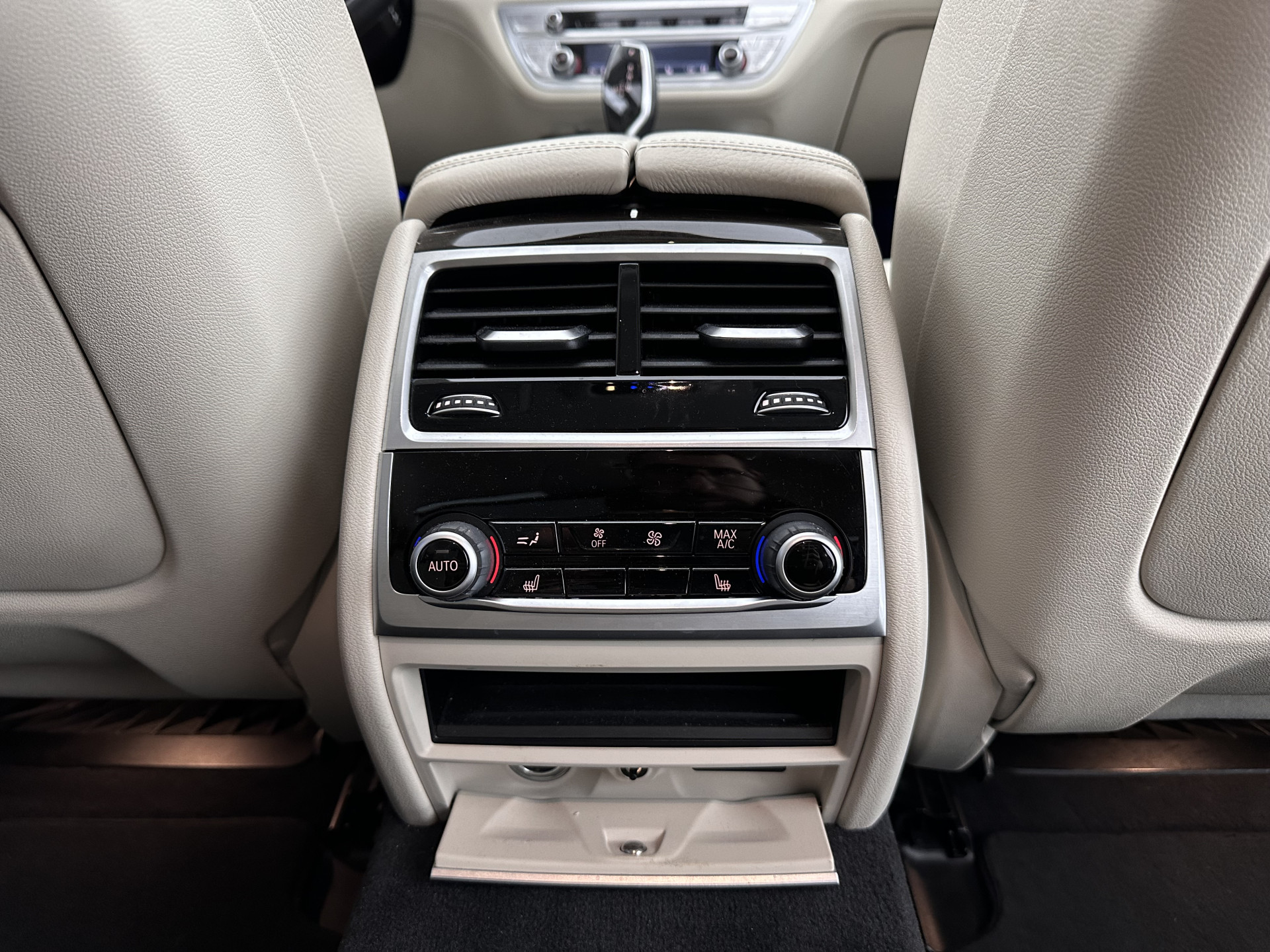 BMW 7-serie 745Le (Plug-in) (INCL-BTW) *PANO | LEATHER | FULL-LED | HEAD-UP | BLINDSPOT | MEMORY-PACK | DIGI-COCKPIT | KEYLESS | DAB+ | CAMERA | HEATED-COMFORTSEATS | AMBIENTLIGHT | CARPLAY | SHIFTPADDLES | 18''ALU*