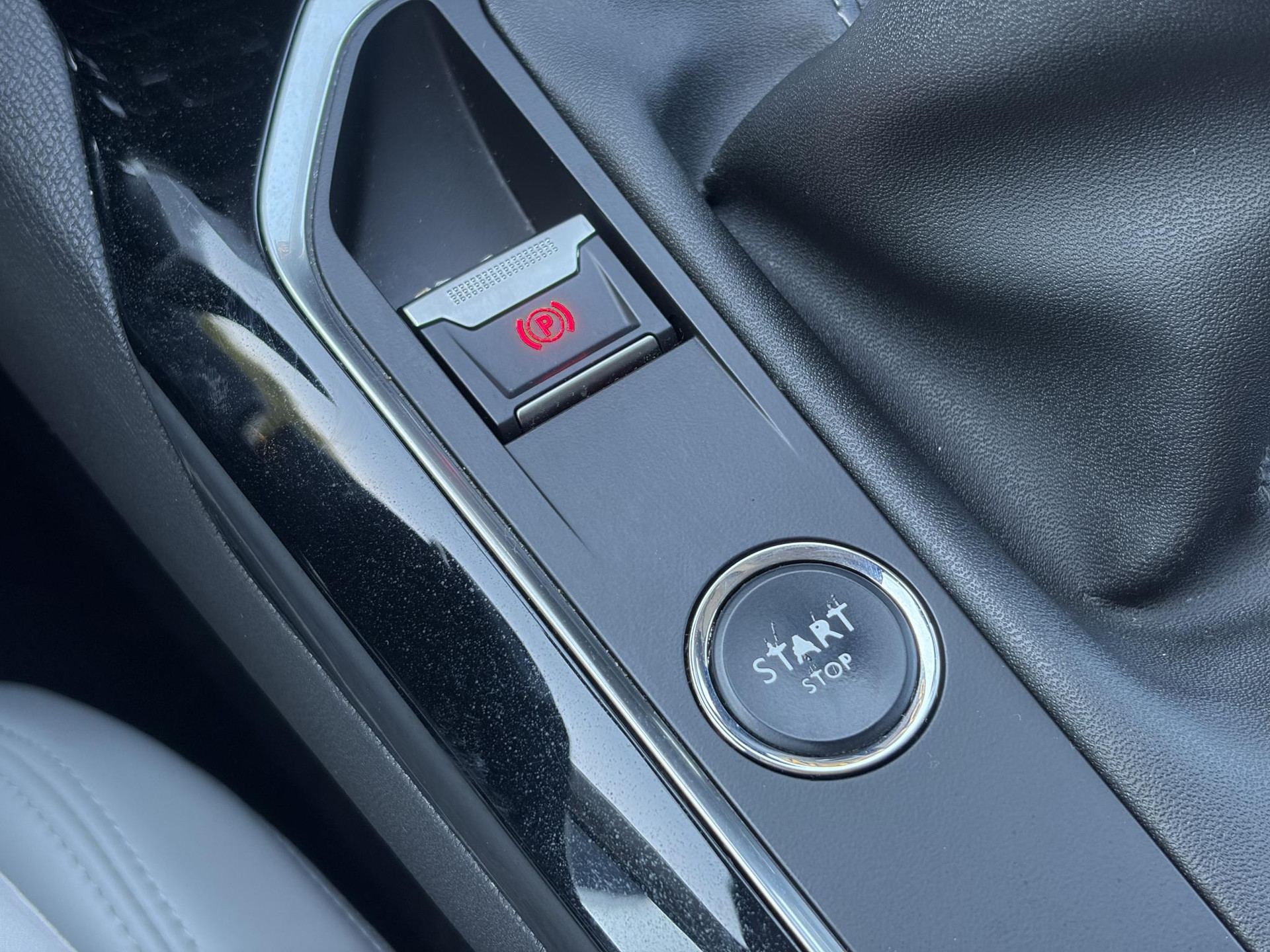 Peugeot 3008 1.2 PureTech Allure 2e Eigenaar l D-riem vv in 2023 l 360° Camera l Carplay l Dealer Onderhouden l Keyless l Stoelverwarming l Dodehoek l 6 Bak l Pdc V+A l 131pk l Bj 12-2017 l 19'' Lmv l Apk tot 12-2026