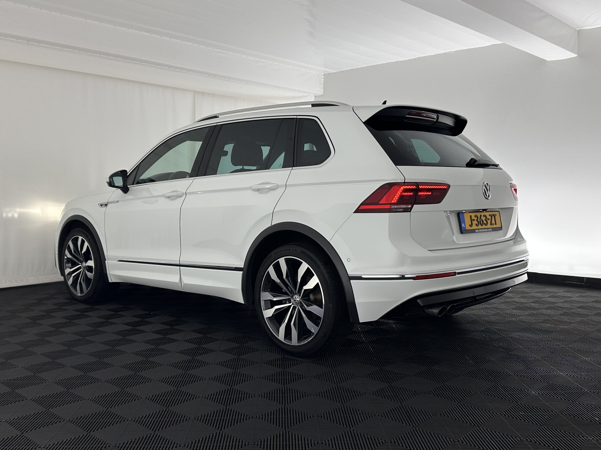 Volkswagen Tiguan 2.0 TSI 4Motion R-Line Highline Aut. *ADAPTIVE-CRUISE | LEATHER-MICROFIBRE | FULL-LED | NAVI-FULLMAP | HEATED-SPORTSEATS | CAMERA | SHIFTPADDLES | PRIVACYGLASS | CARPLAY | ECC | PDC | 20''ALU*