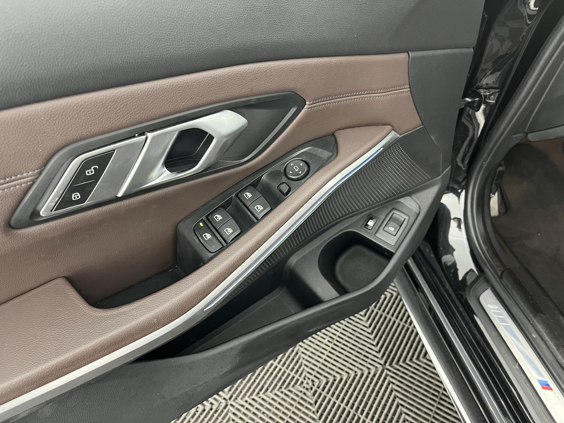 BMW 3-serie Touring 330e eDrive  M-Sportpack Edition (Plug-In) (INCL-BTW) *PANO | LEATHER | HEAD-UP | ADAPTIVE-CRUISE | FULL-LED | KEYLESS | DIGI-COCKPIT | HEATED-SPORTSEATS | CAMERA | HIFI-SOUND | PRIVACYGLASS | DAB+ | SHIFTPADDLES | NAVI-FULLMAP | 19"A