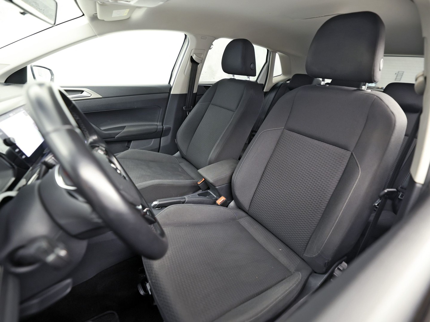 Volkswagen Polo 1.0 TSI Sportline Automaat (APPLE CARPLAY, GROOT NAVI, GETINT GLAS, ADAPTIVE CRUISE, SPORTSTOELEN, PARKEERSENSOREN, NIEUWE APK, NIEUWSTAAT)