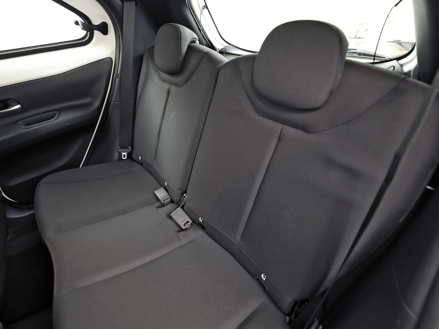 Toyota Aygo 1.0 VVT-i MT Play (APPLE CARPLAY, NAVIGATIE, ADAPTIVE CRUISE, SPORTSTOELEN, LANE ASSIST, CAMERA, NIEUWSTAAT)