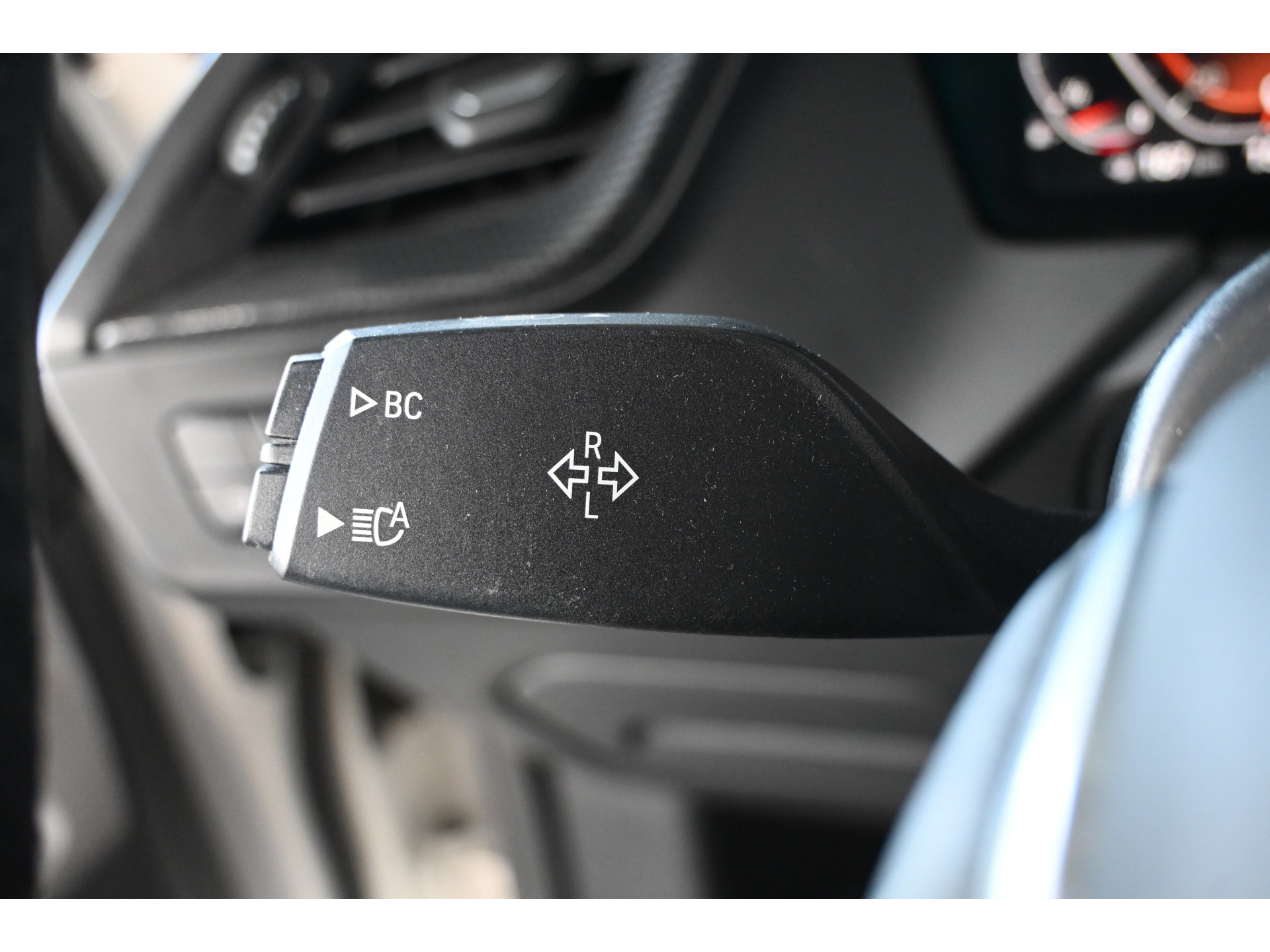 BMW 1-serie 118i High Executive Automaat Clima Virtual Cockpit LED Stoelverwarming CarPlay 100% Onderhouden! Inruil mogelijk!