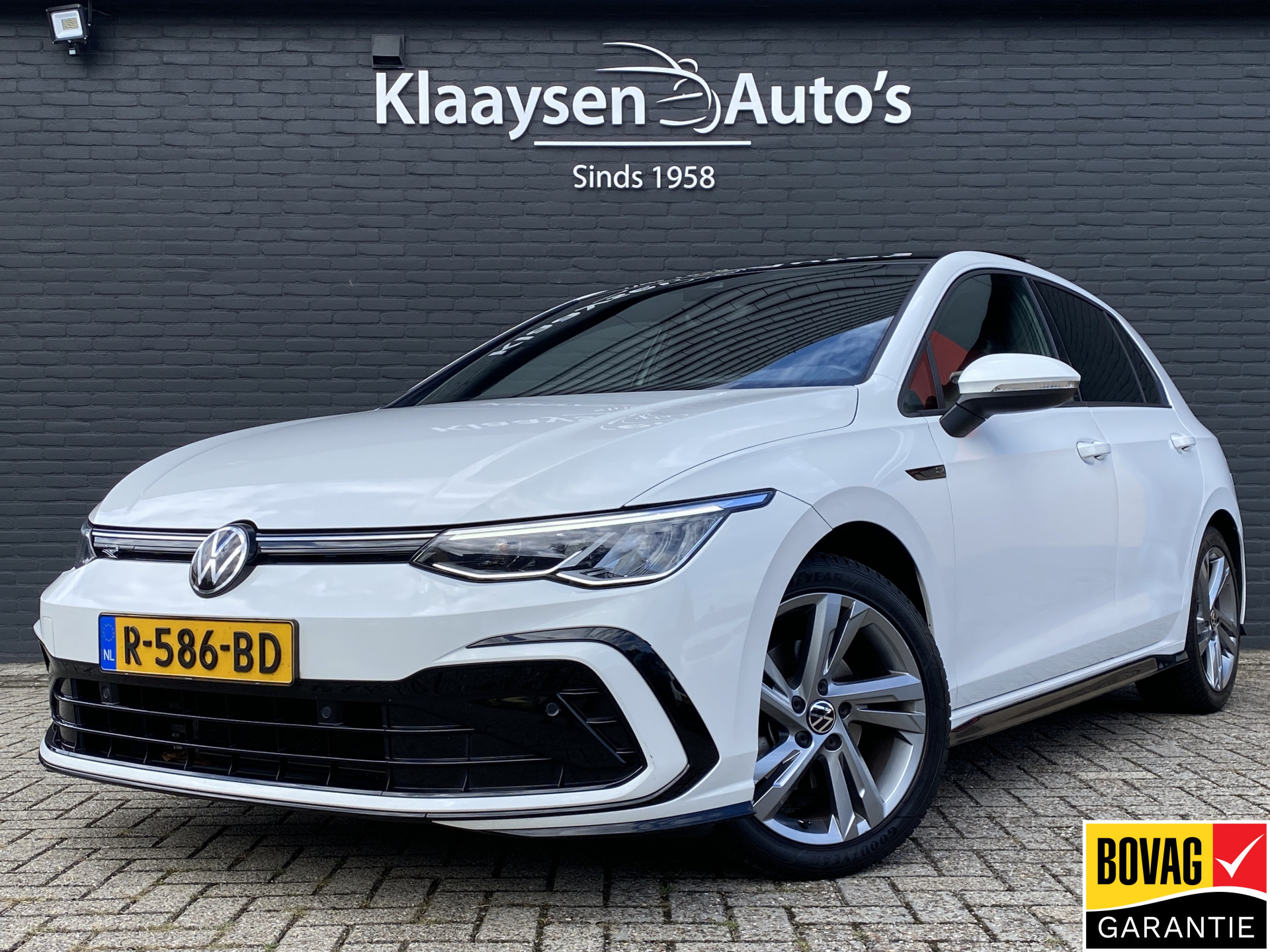 Volkswagen Golf 1.5 eTSI R-Line AUT. | dealer onderh. | panoramadak | stoel-/stuurverw. | keyless | trekhaak | carplay