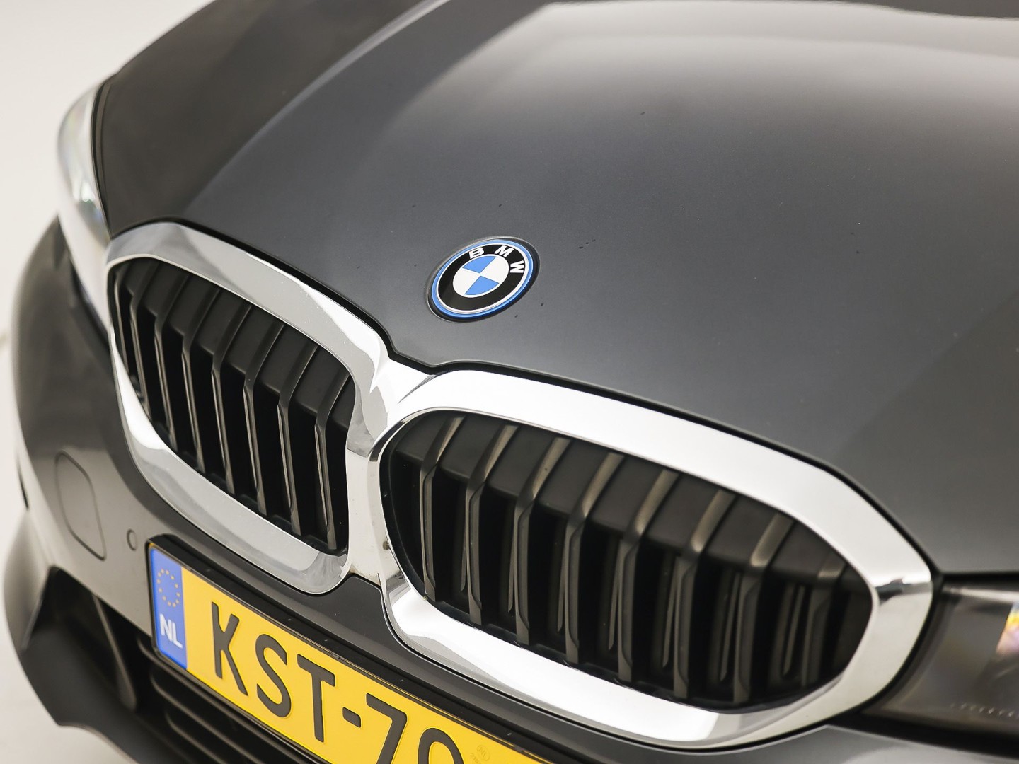 BMW 3-serie Touring 320e High Executive 204Pk Automaat (APPLE CARPLAY, M STUUR, GROOT NAVI, STOELVERWARMING, CAMERA, LEDER, SPORTSTOELEN, GETINT GLAS, ZWART HEMEL, NIEUWE APK, NIEUWSTAAT)