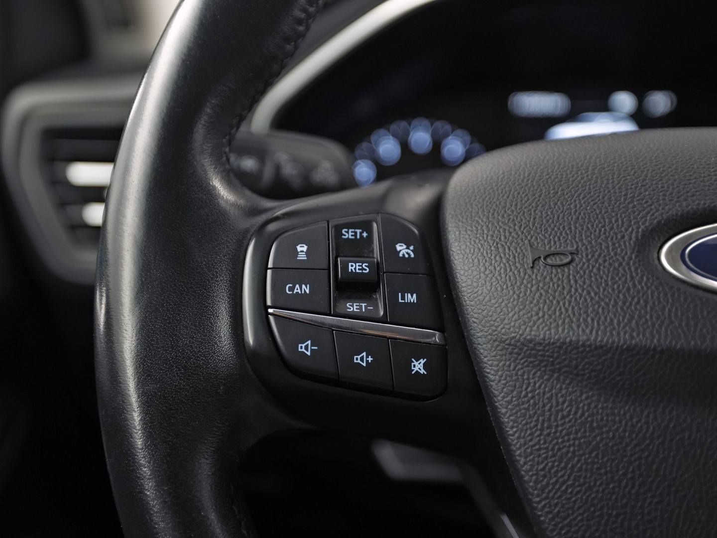 Ford Focus Wagon 1.0 EcoBoost Titanium Sport (APPLE CARPLAY, GROOT NAVI, STUUR/STOELVERWARMING, CAMERA, SPORTSTOELEN, GETINT GLAS, ADAPTIVE CRUISE, NIEUWSTAAT)