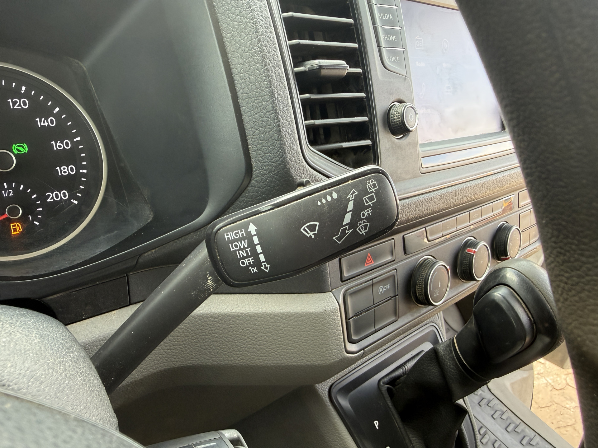Volkswagen Crafter 3.140 2.0 TDI Automaat Open Laadbak Kist Dubbele cabine 6-persoons Airco Trekhaak Navigatie Carplay Pritische Pickup Open Box