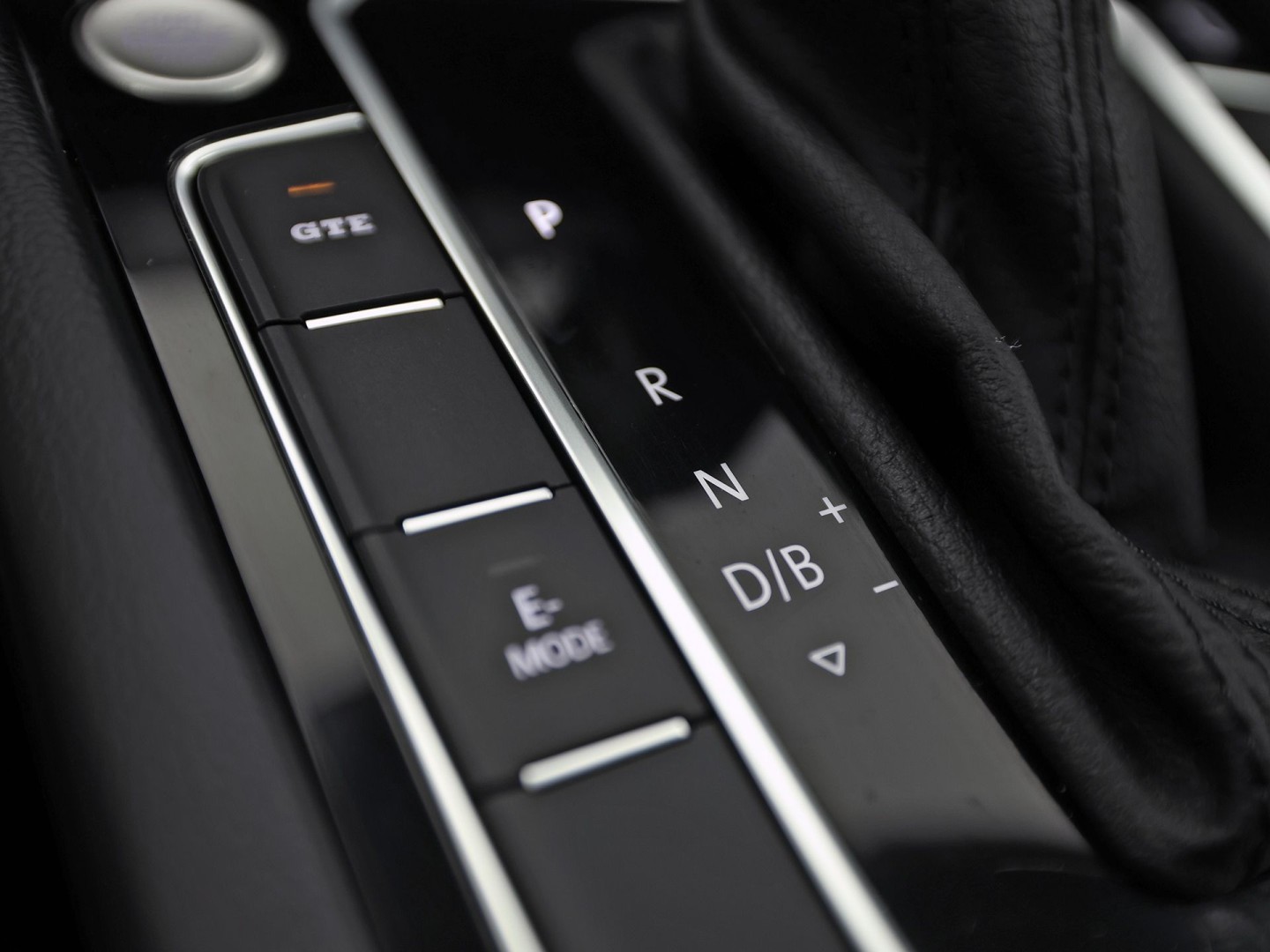 Volkswagen Passat Variant 1.4 TSI PHEV GTE 218Pk Automaat (APPLE CARPLAY, SOH 88,9%, GROOT NAVI, CAMERA, TREKHAAK, KEYLESS, SPORTSTOELEN, STOELVERWARMING, GETINT GLAS, NIEUWSTAAT)