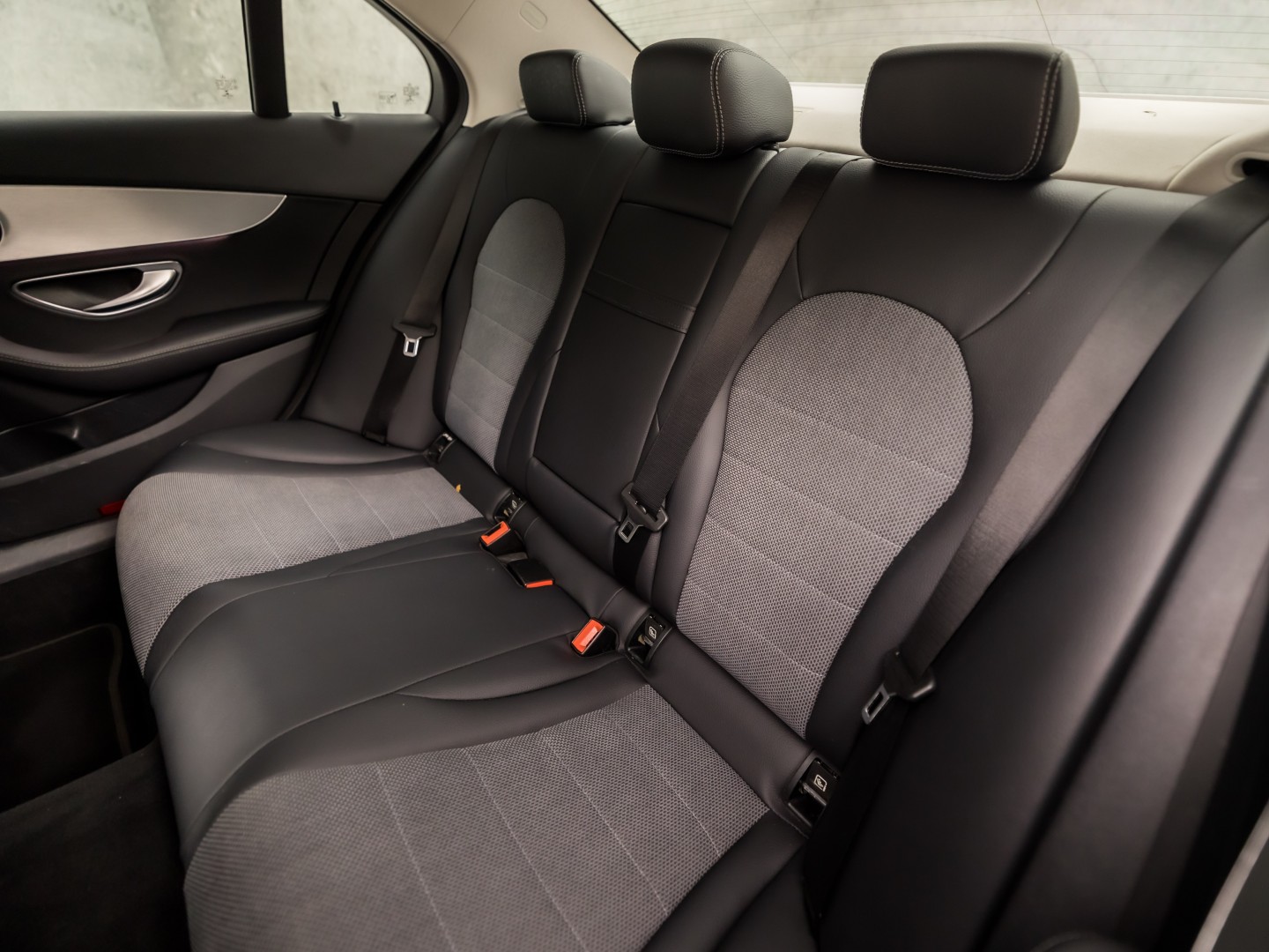 Mercedes-Benz C-Klasse 350 e AMG Sport 279Pk Automaat (NAVIGATIE, LUCHTVERING, ORG. NL, GETINT GLAS, ELEK SPORTSTOELEN, LEDER, CRUISE, KEYLESS START, TREKHAAK, NIEUWSTAAT)