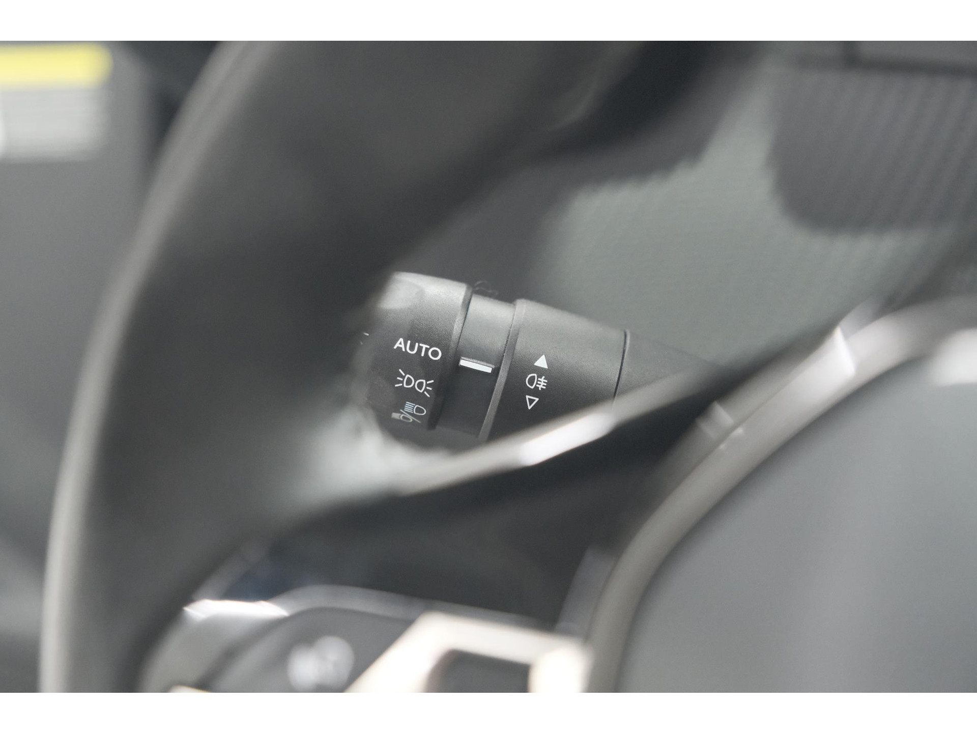 Peugeot e-2008 EV Allure Pack 50 kWh | 3 Fase Laadfunctie | Camera | Navigatie | Parkeersensoren | Apple Carplay
