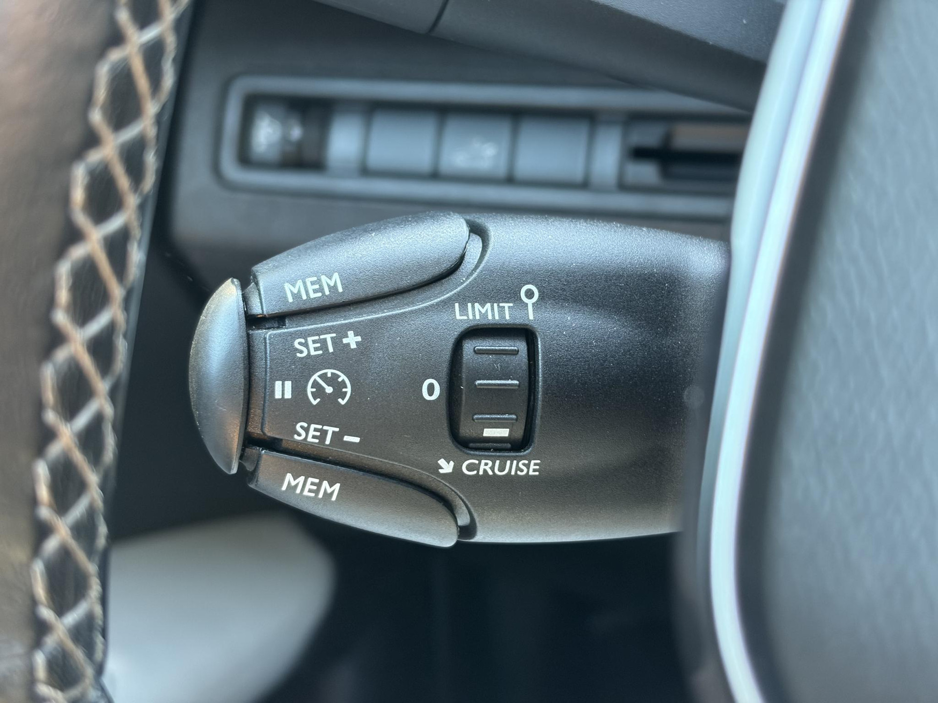 Peugeot 3008 1.2 PureTech Allure 2e Eigenaar l D-riem vv in 2023 l 360° Camera l Carplay l Dealer Onderhouden l Keyless l Stoelverwarming l Dodehoek l 6 Bak l Pdc V+A l 131pk l Bj 12-2017 l 19'' Lmv l Apk tot 12-2026