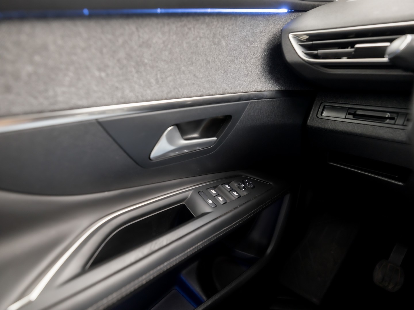 Peugeot 3008 1.2 PureTech Allure Sport (APPLE CARPLAY, GROOT NAVI, 360 CAMERA, DRIVE MODE, GETINT GLAS, SPORTSTOELEN, LEDER, TREKHAAK, CRUISE, NIEUWSTAAT)