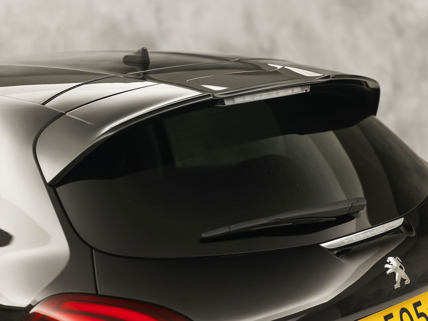 Peugeot 208 1.2 PureTech Signature (APPLE CARPLAY, LOGISCH NAP, NAVIGATIE, GETINT GLAS, SPORTSTOELEN, PARKEERSENSOREN, LM VELGEN, CRUISE, NIEUWSTAAT)