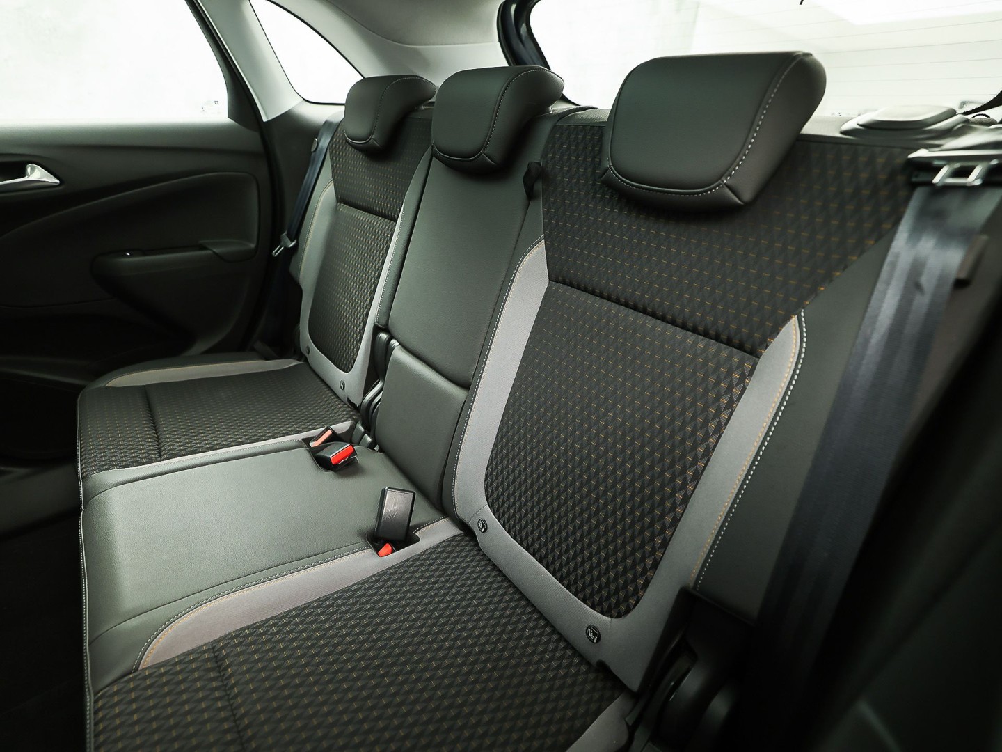 Opel Crossland X 1.2 Turbo Innovation Sport Automaat (PANORAMADAK, APPLE CARPLAY, GROOT NAVI, 360 CAMERA, STUUR/STOELVERWARMING, SPORTSTOELEN, TREKHAAK, LM VELGEN, NIEUWSTAAT)