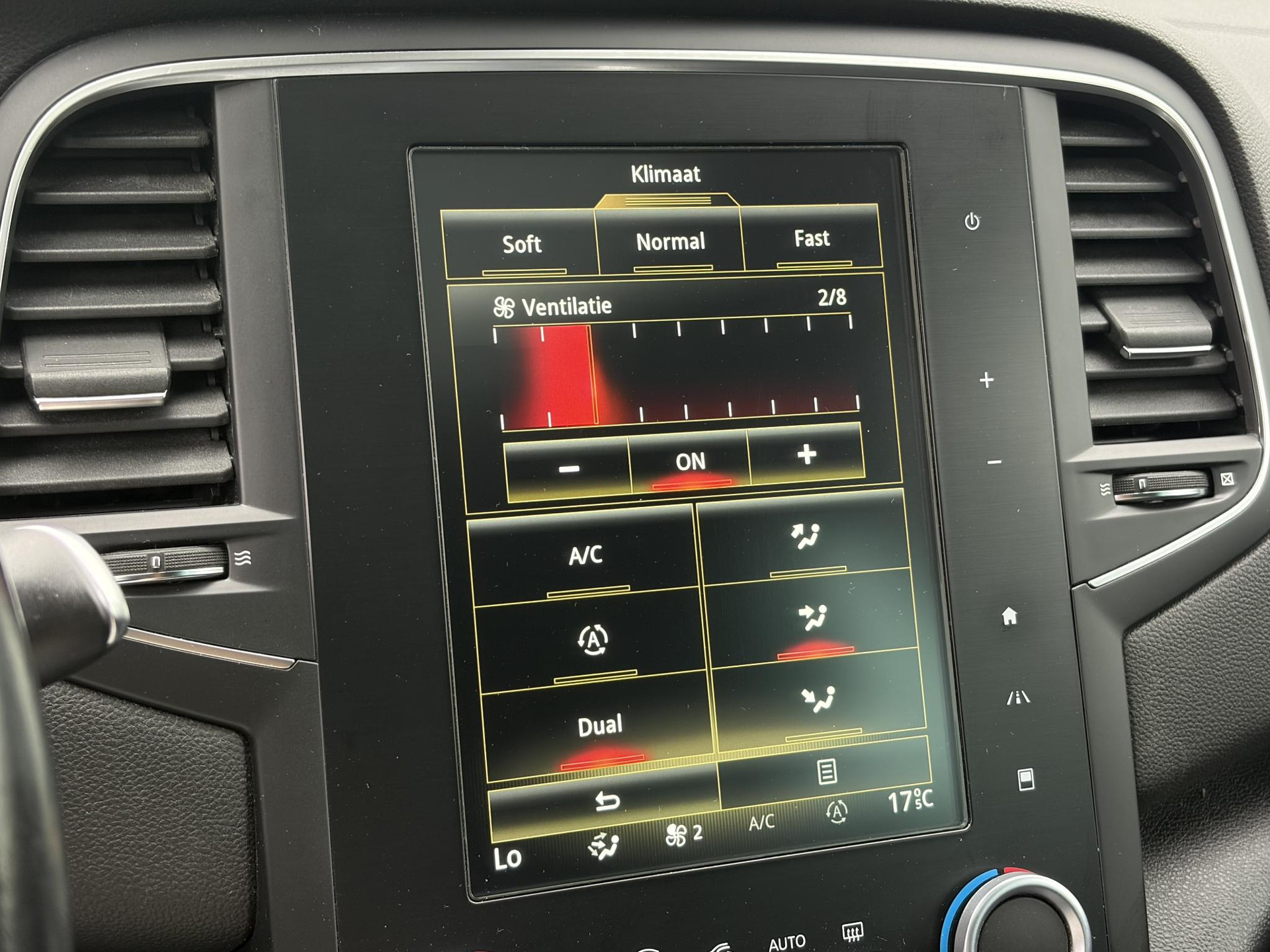 Renault Mégane Estate 1.2 TCe Bose ✓2 Eigenaar✓Pano✓Camera✓Net beurt gehad✓Navi✓Keyless✓Clima✓Cruise✓Leder✓131pk✓Pdc V+A✓6 Bak✓Rijstrooksensor✓Dodehoeksensor✓17'' Lm velgen✓N.A.P✓Apk tot 09-2027