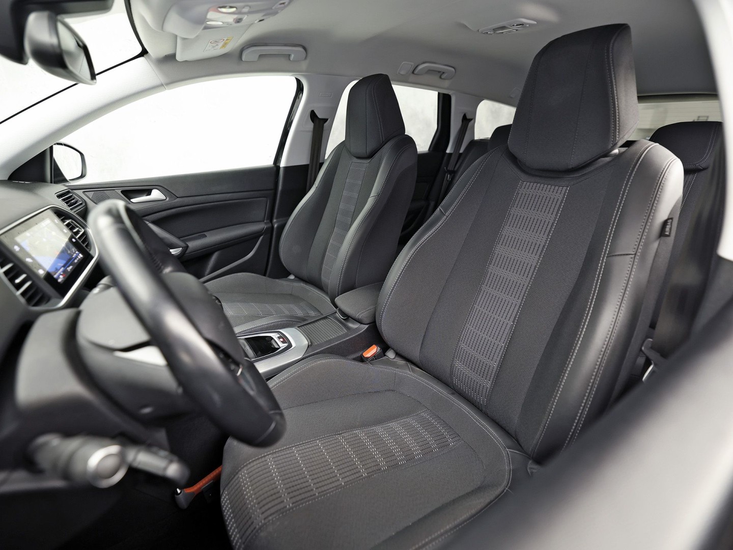 Peugeot 308 SW 1.2 PureTech Premium Sport (VIRTUAL COCKPIT, APPLE CARPLAY, GROOT NAVI, 360 CAMERA, SPORTSTOELEN, LEDER, TREKHAAK, GETINT GLAS, NIEUWSTAAT)