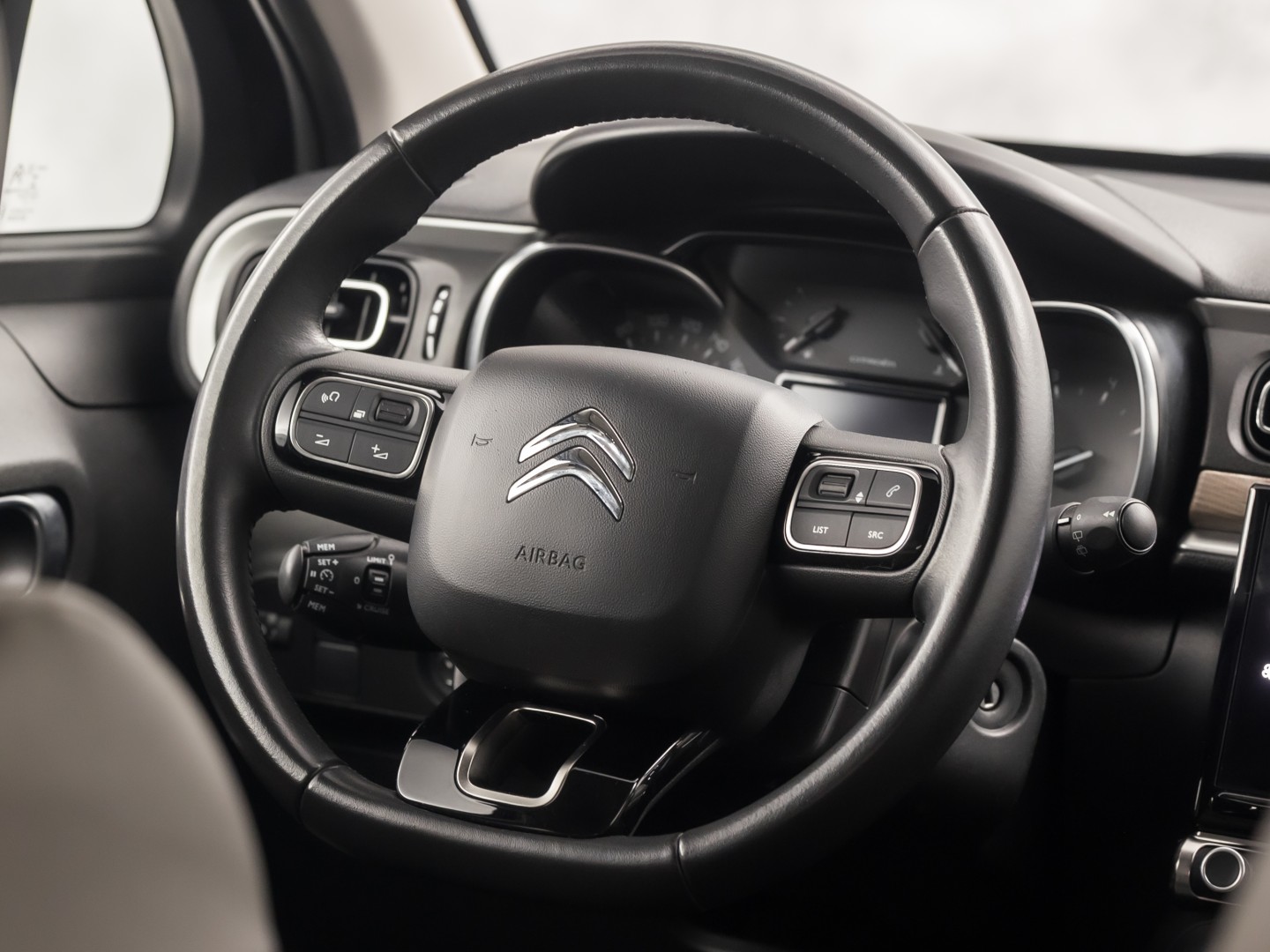 Citroën C3 1.2 PureTech Shine Sport Automaat (APPLE CARPLAY, GROOT NAVI, CAMERA, LEDER, STOELVERWARMING, SPORTSTOELEN, GETINT GLAS, CRUISE, NIEUWSTAAT)