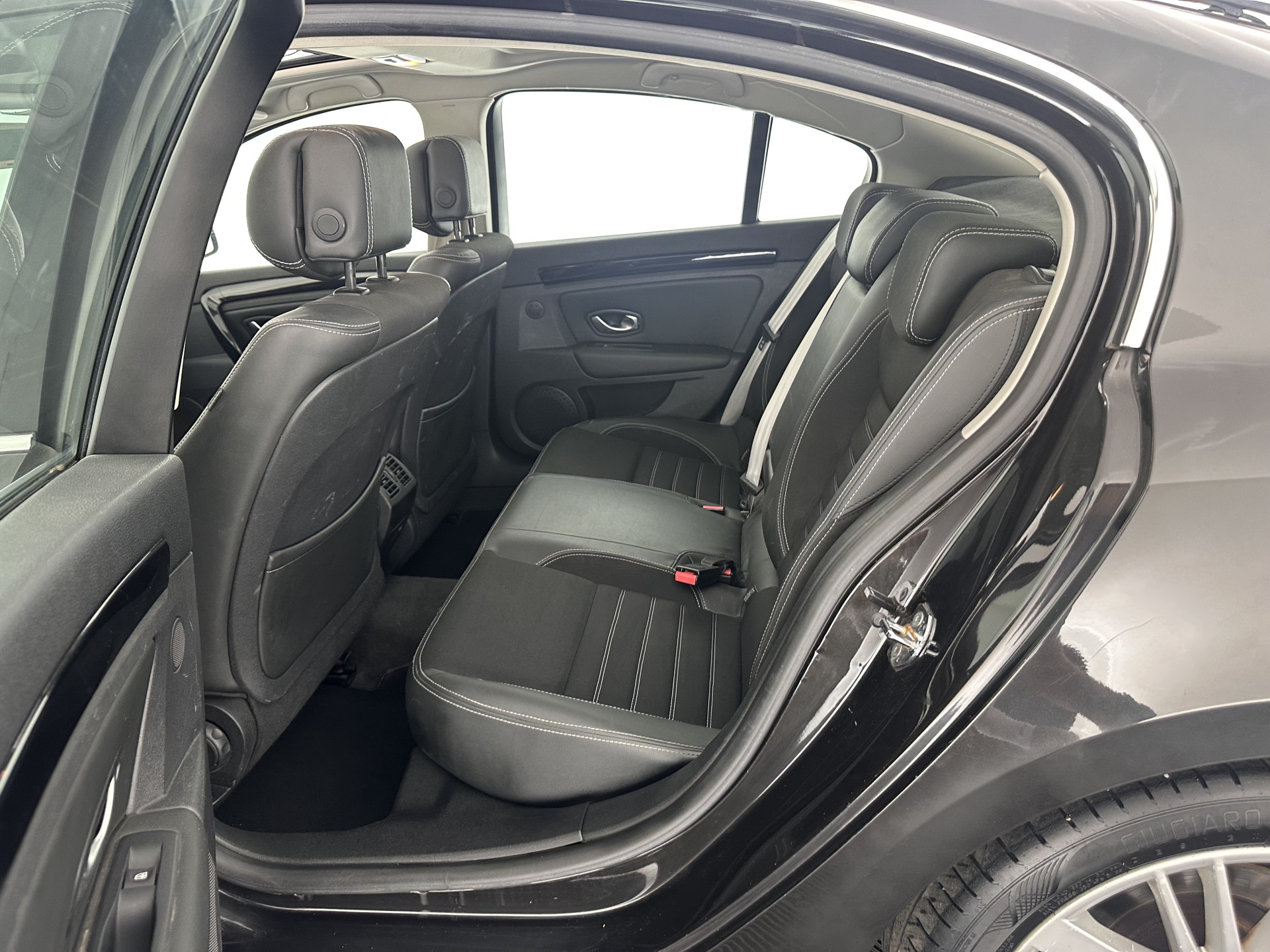 Renault Laguna 2.0 dCi S/S (INCL-BTW) *PANO | LEATHER-MICROFIBRE | BI-XENON | KEYLESS | NAVI-FULLMAP | COMFORT-SEATS | ECC | PDC | CRUISE | TOWBAR | 18''ALU*