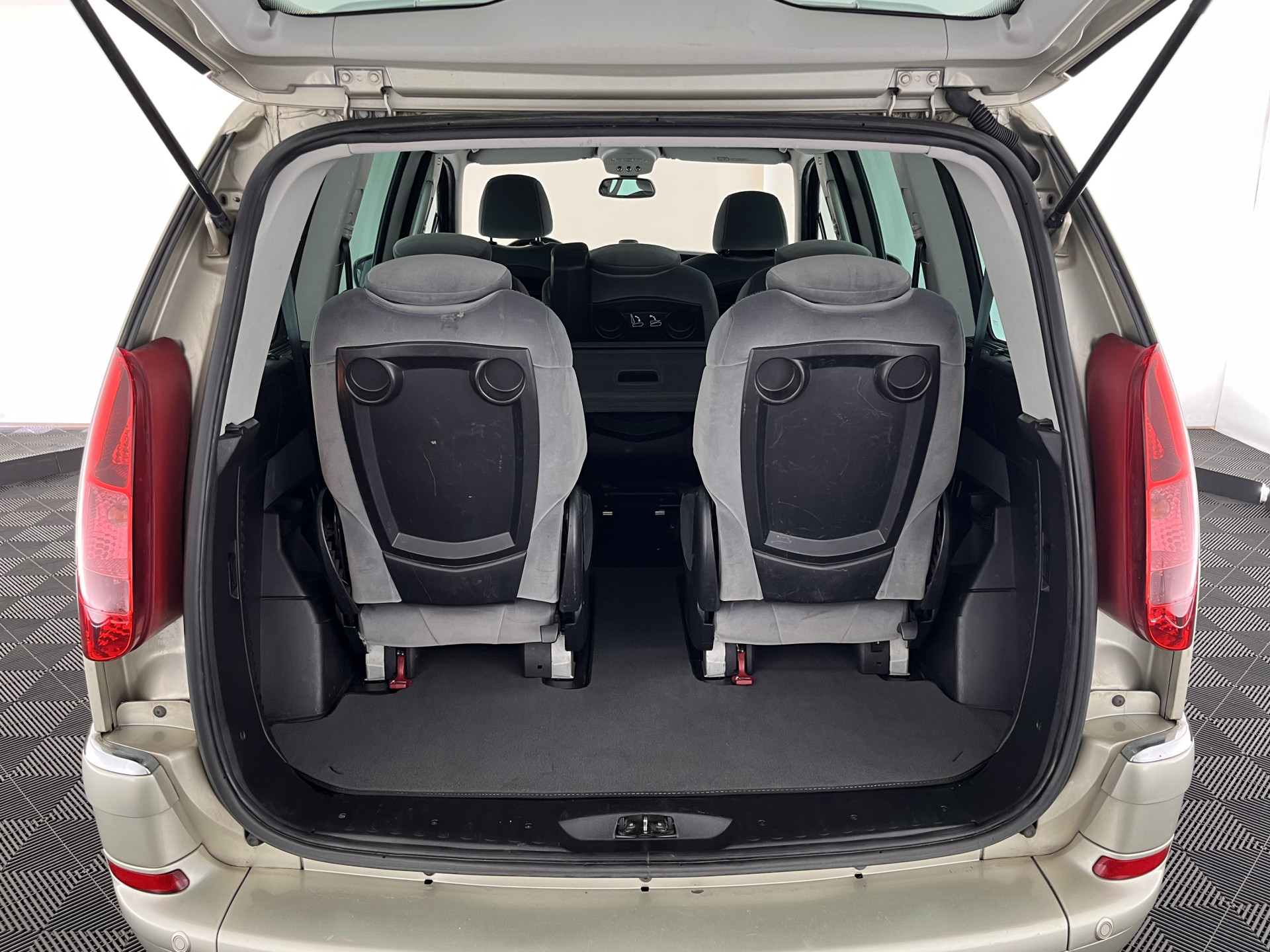 Peugeot 807 2.0 HDiF ST [ 7-Pers. ] Aut. *NAVI-FULLMAP | XENON | VELOURS-COMFORT-SEATS | HEATED-SEATS | ECC | PDC | CRUISE | TOWBAR | 16''ALU*