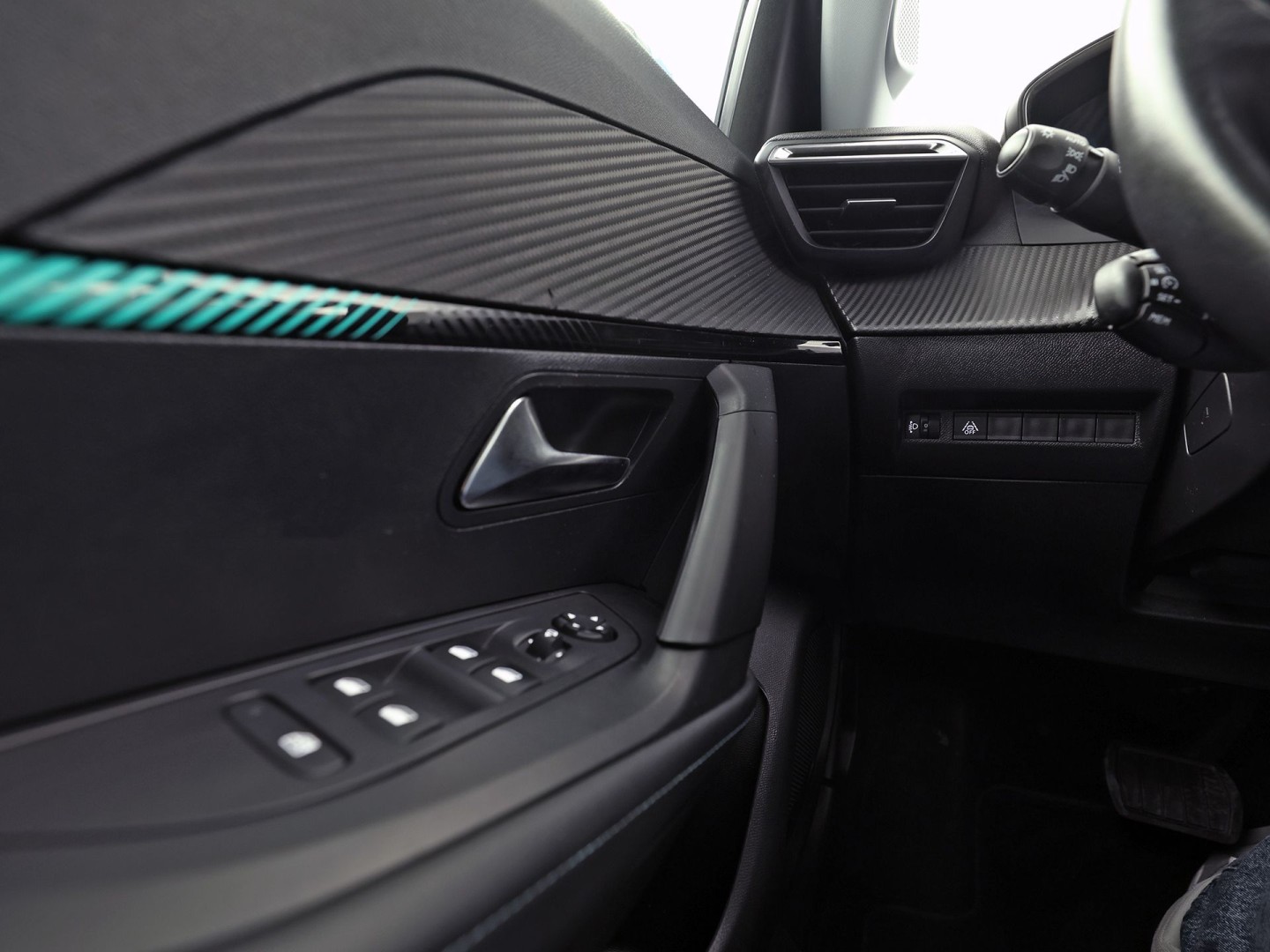 Peugeot e-2008 EV Blue Sport Allure 50 kWh Automaat (SOH 91,2%, APPLE CARPLAY, GROOT NAVI, 360 CAMERA, SPORTSTOELEN, GETINT GLAS, KEYLESS, NIEUWSTAAT)
