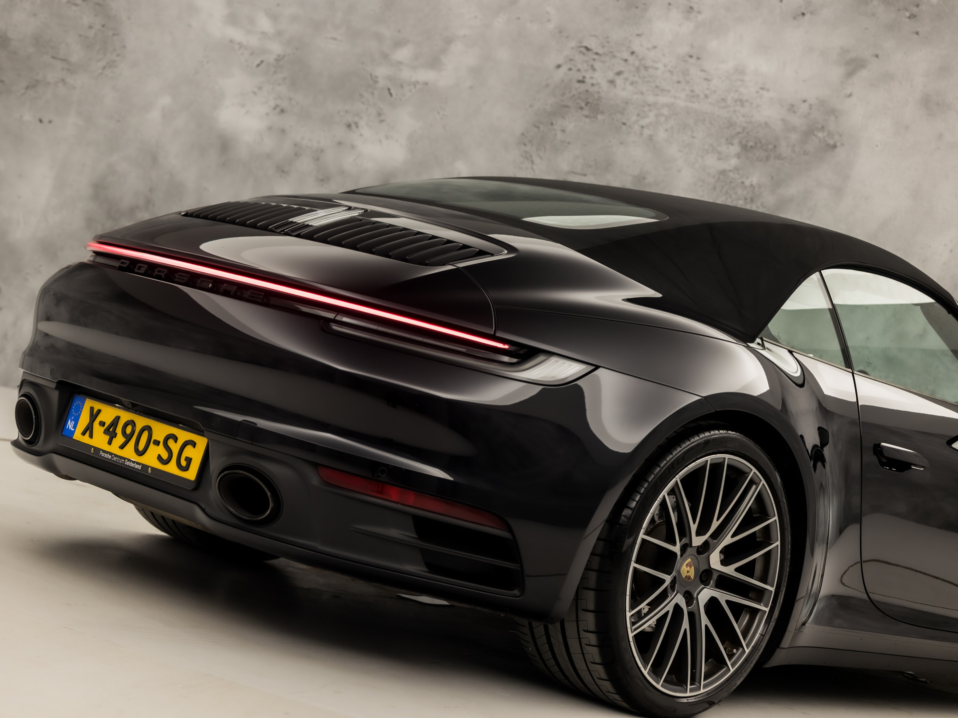 Porsche 911 Cabrio 3.0 Carrera 385Pk (SPORT CHRONO PAKKET, SPORTUITLAAT, BOSE AUDIO, LED MATRIX, APPLE CARPLAY, CAMERA, SFEERVERLICHTING, STOELVERWARMING, NIEUWSTAAT)