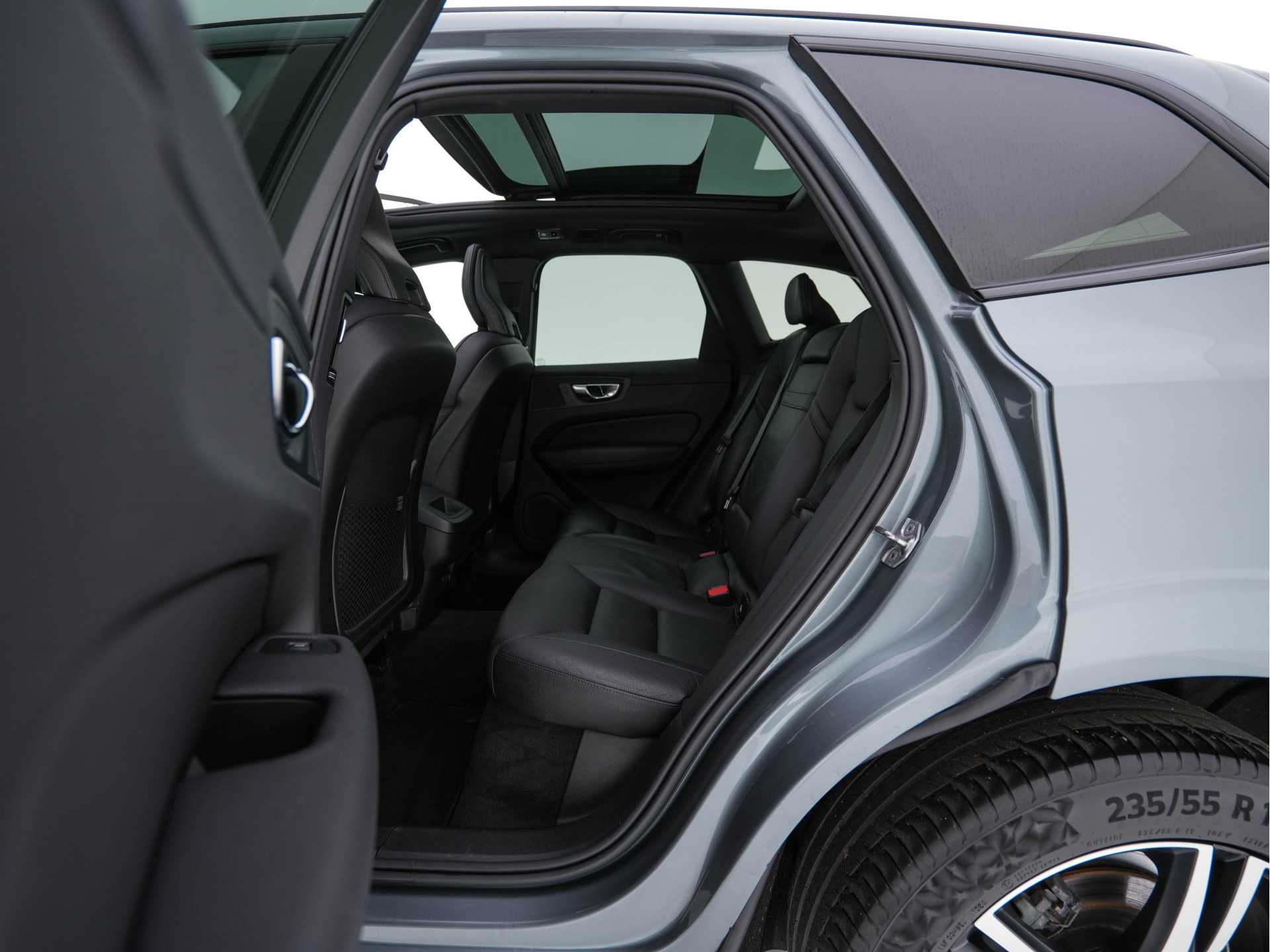 Volvo XC60 2.0 B5 Business Pro R-Design (INCL.BTW) Aut. *PANO | LUXURY-LEATHER | FULL-LEATHER | MEMORY-PACK | HEATED-SPORTSEATS | CAMERA | NAVI-FULLMAP | SHIFT-PADDLES | PRIVACY-GLASS | AIR-SUSPENSION | ECC | PDC | CRUISE | 19''ALU