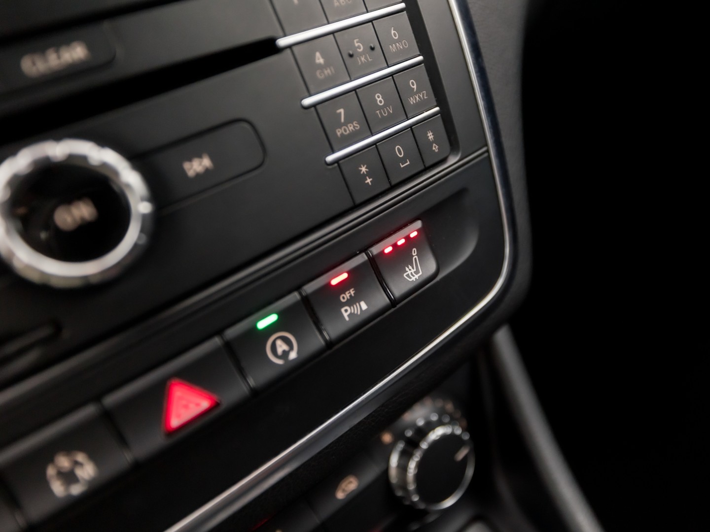 Mercedes-Benz CLA-Klasse 180 AMG Sport Automaat (GROOT NAVI, LEDER, ZWART HEMEL, STOELVERWARMING, SPORTSTOELEN, GETINT GLAS, CRUISE, NIEUWE APK, NIEUWSTAAT)