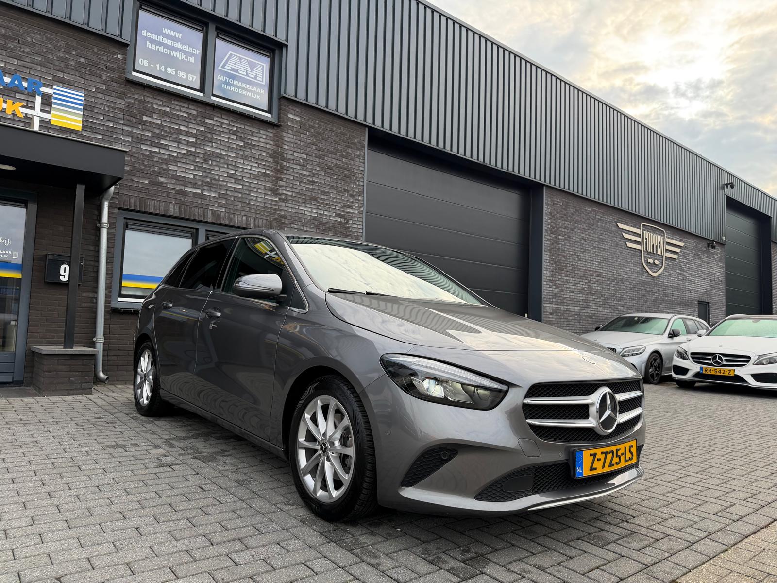 Mercedes-Benz B-klasse 180 Business Solution AMG | 1E EIGENAAR | 3/6/12MND GARANTIE | LEDER | LED | AUTOMAAT | DAB | CARPLAY | CRUISE | CLIMA | STOELVERWM. |
