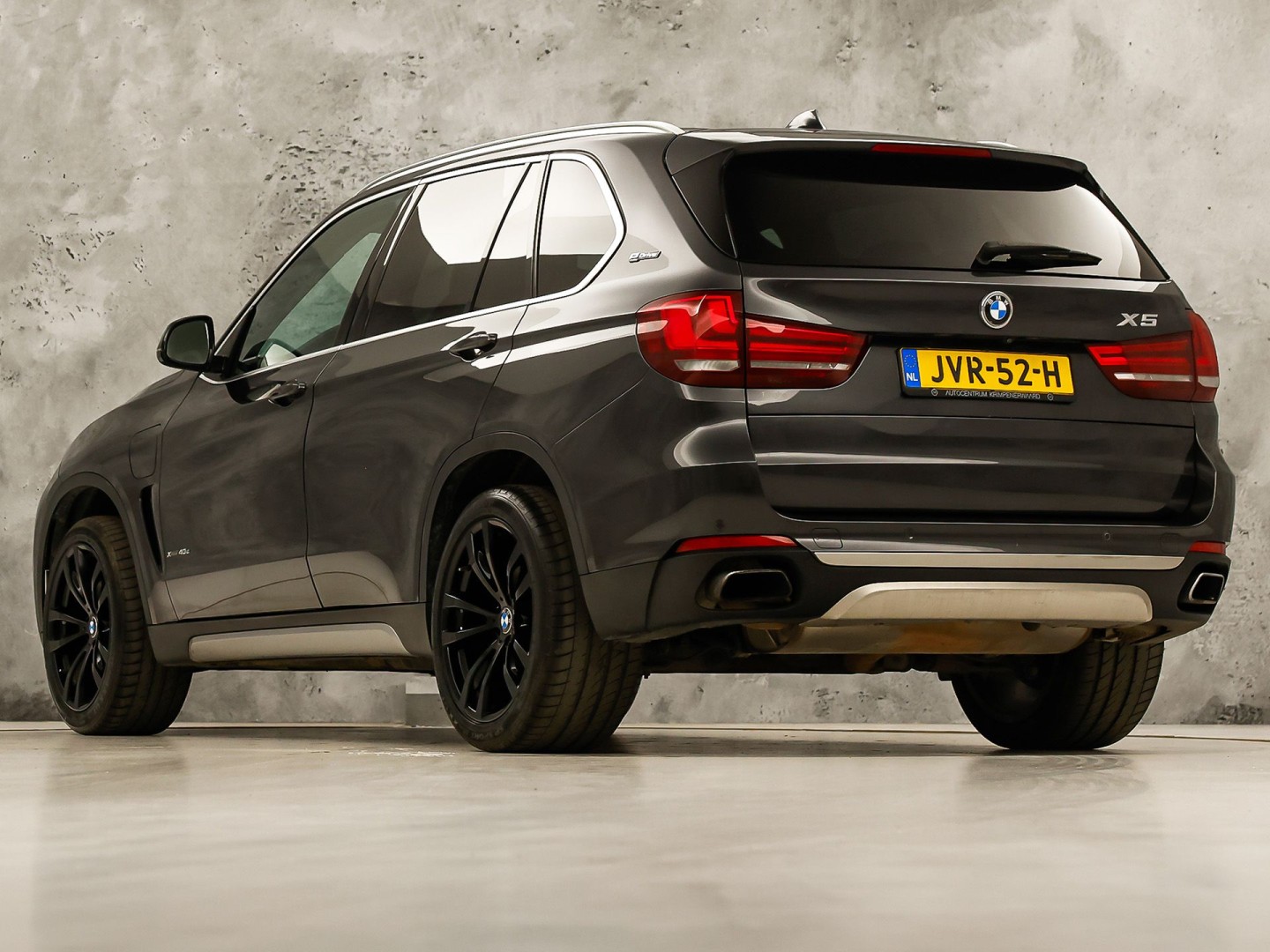 BMW X5 xDrive40e iPerformance High Executive 313Pk Automaat (GROOT NAVI, HEAD-UP DISPLAY, COMFORTSTOELEN MET GEHEUGEN, SFEERVERLICHTING, CAMERA, STOELVERWARMING, GETINT GLAS, NIEUWSTAAT)