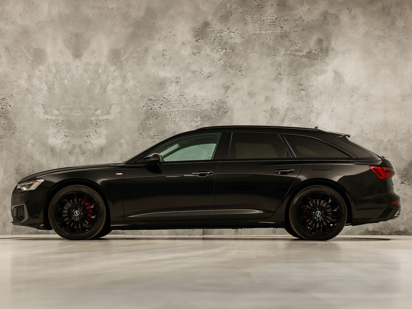 Audi A6 55 TFSI e quattro S-Line Competition 368Pk Automaat (2X S-LINE, APPLE CARPLAY, SPORTZETELS, NAPPA LEDER, MEMORY SEATS, CAMERA, ADAPTIVE CRUISE, ELEK ACHTERKLEP, STOELVERWARMING ACHTER, NIEUWSTAAT)
