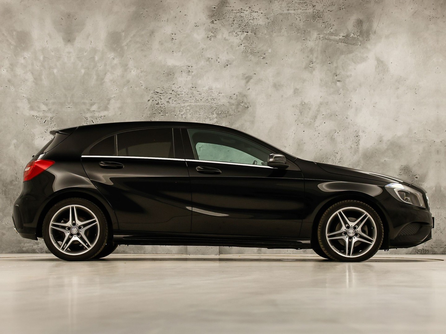 Mercedes-Benz A-Klasse 180 AMG Prestige Sport (NAVIGATIE, SPORTSTOELEN, MEMORY SEAT, STOELVERWARMING, LM VELGEN, GETINT GLAS, NIEUWE APK)