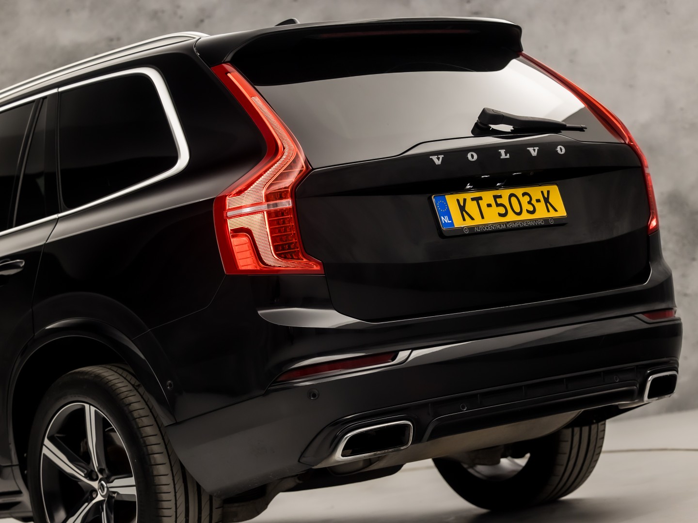 Volvo XC90 2.0 T8 Twin Engine AWD R-Design 7 Persoons 408Pk Automaat (PANORAMADAK, 1e EIGENAAR, LUCHTVERING, APPLE CARPLAY, BOWERS&WILKINS, HEAD-UP DISPLAY, STUUR/STOELVERWARMING, CAMERA, ELEK ACHTERKLEP, NIEUWSTAAT)