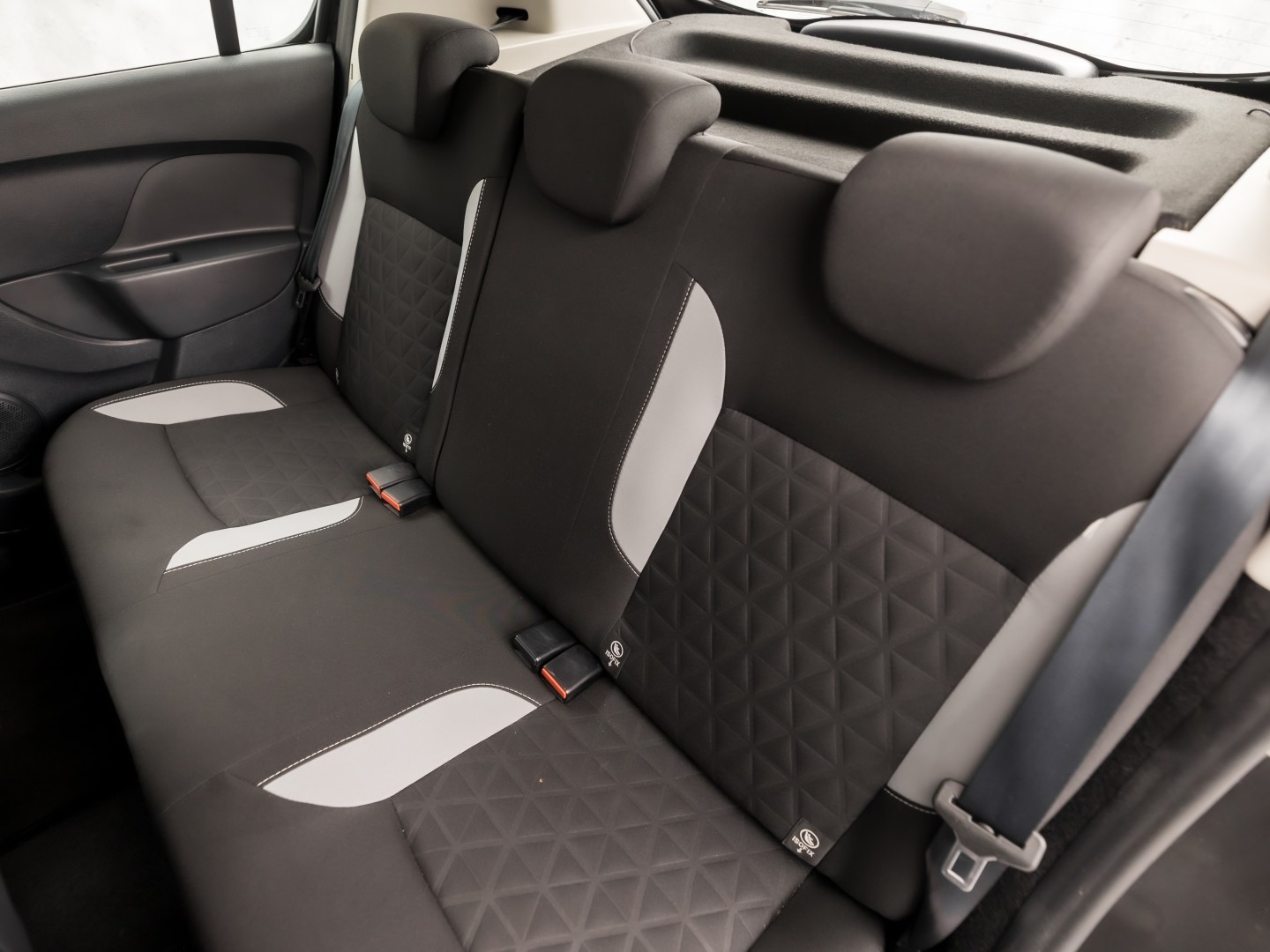 Dacia Sandero 0.9 TCe Stepway Lauréate (NAVIGATIE, AIRCO, LM VELGEN, SPORTSTOELEN, PARKEERSENSOREN, NIEUWSTAAT)