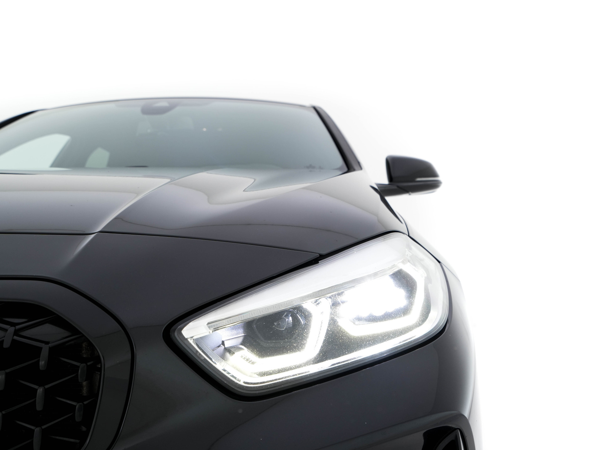 BMW 1-serie M135i xDrive M-Sportpack High Executive Aut. *ALCANTARA-MICROFIBRE | FULL-LED | HEATED-SPORTSEATS | SHIFT-PADDLES | DIGI-COCKPIT | HEAD-UP | NAVI-FULLMAP | DAB+ | PRIVACY-GLASS | AMBIENT-LIGHT | CARBON-INLAY | CARPLAY | 19''ALU*