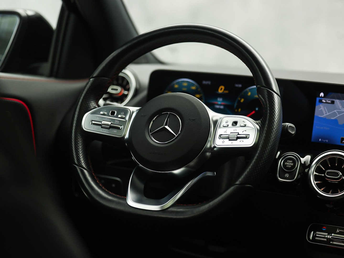 Mercedes-Benz GLA 200 AMG Sport 163Pk Automaat (PANORAMADAK, GROOT NAVI, SFEERVERLICHTING, CAMERA, SPORTSTOELEN, STOELVERWARMING, GETINT GLAS, NIEUWSTAAT)