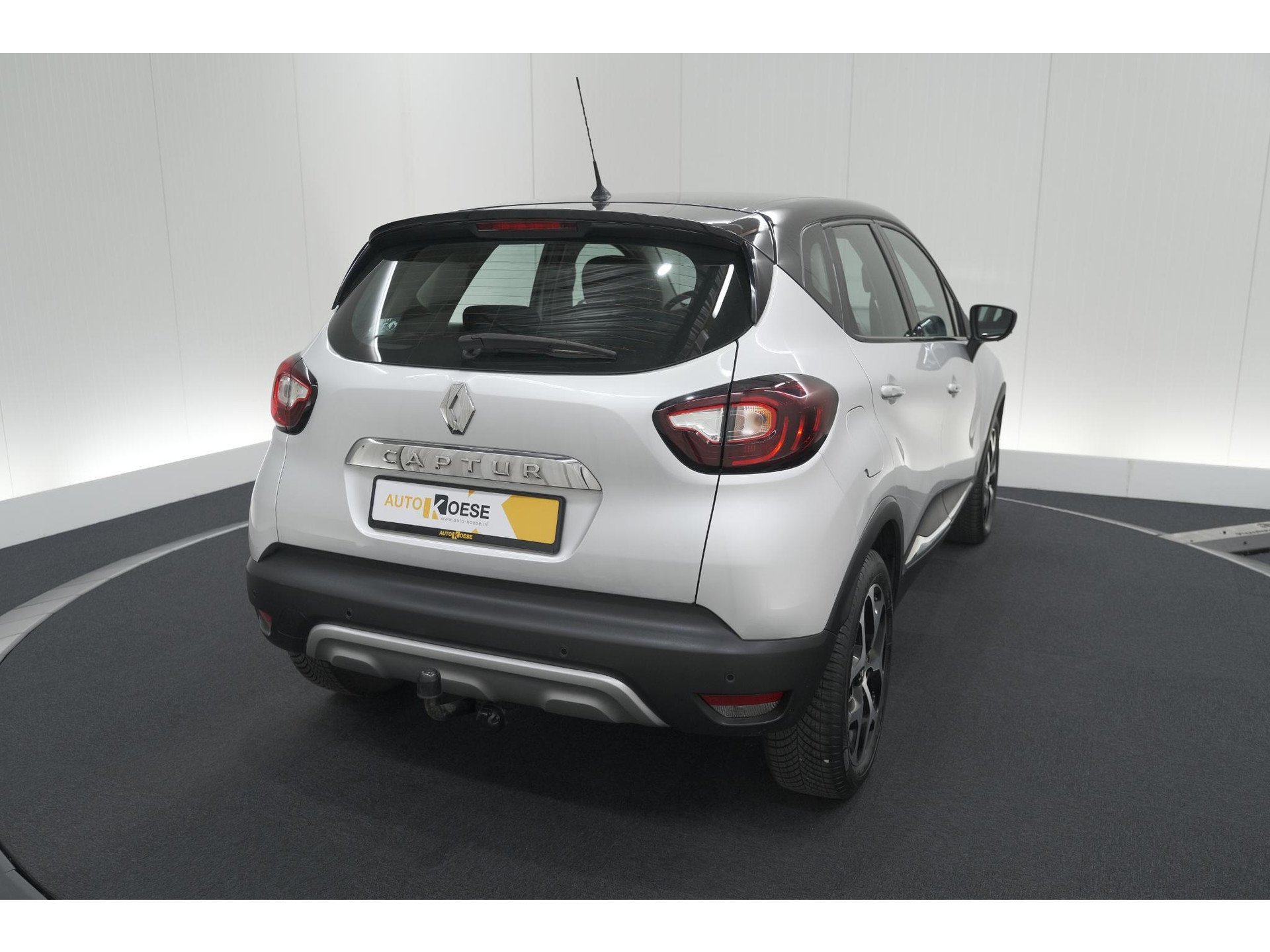 Renault Captur TCe 90 Intens | Trekhaak | AllSeason banden | Navigatie | Parkeersensoren