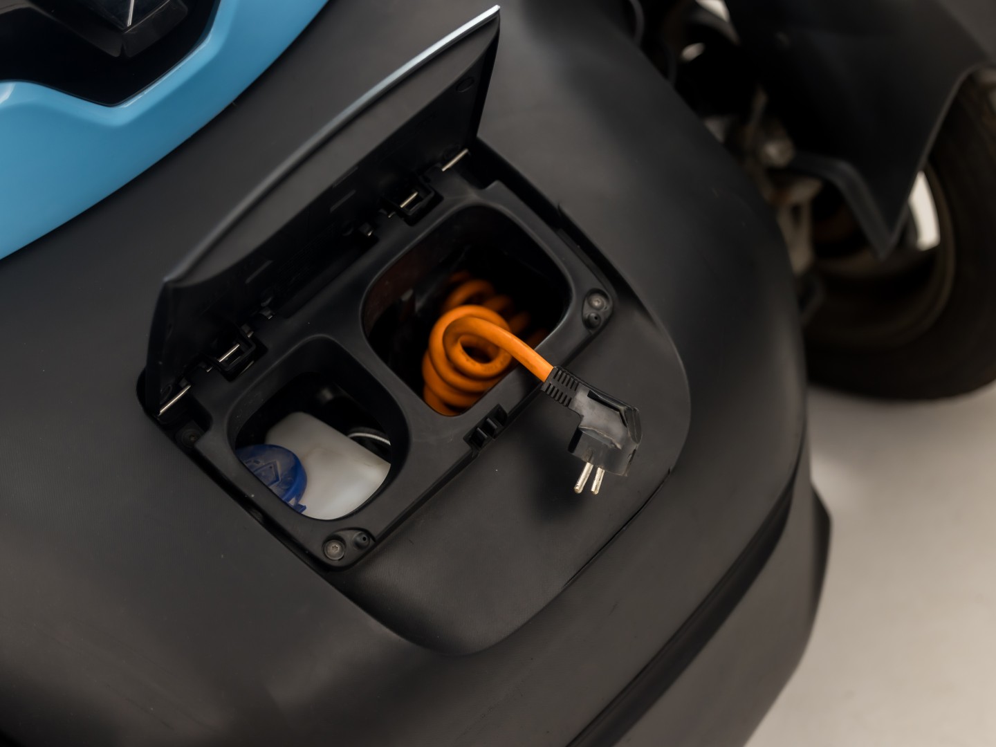 Renault Twizy Life (45 KMH, BROMMER KENTEKEN, ZWART LEDER, PARKEERSENSOREN, SPORTSTOEL, NIEUWSTAAT)