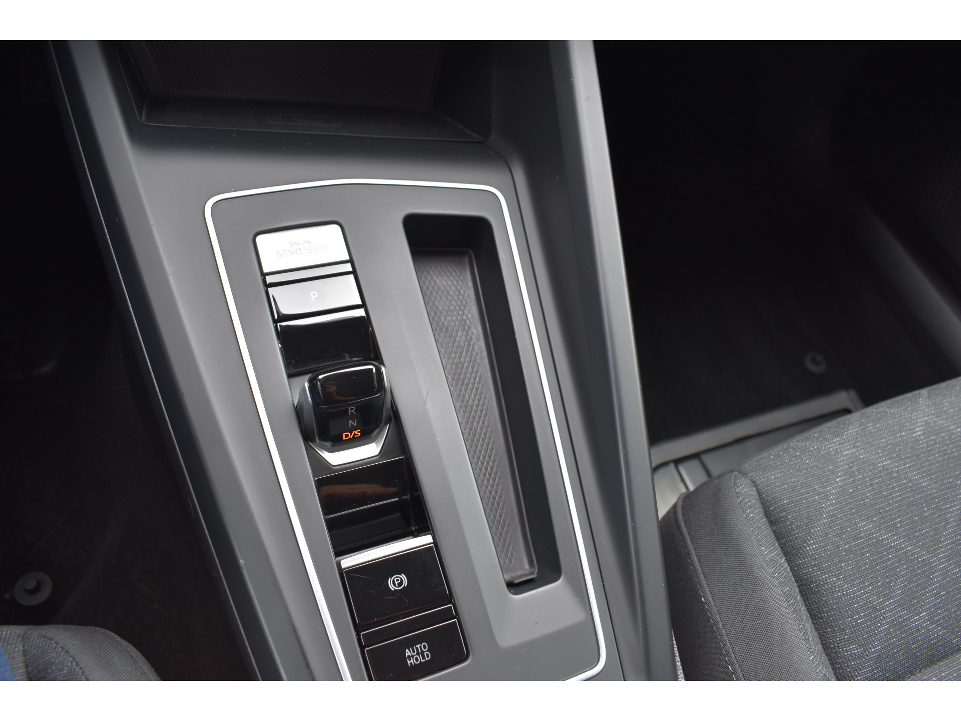 Volkswagen Golf 1.0 eTSI Life Business Automaat Navigatie/CarPlay