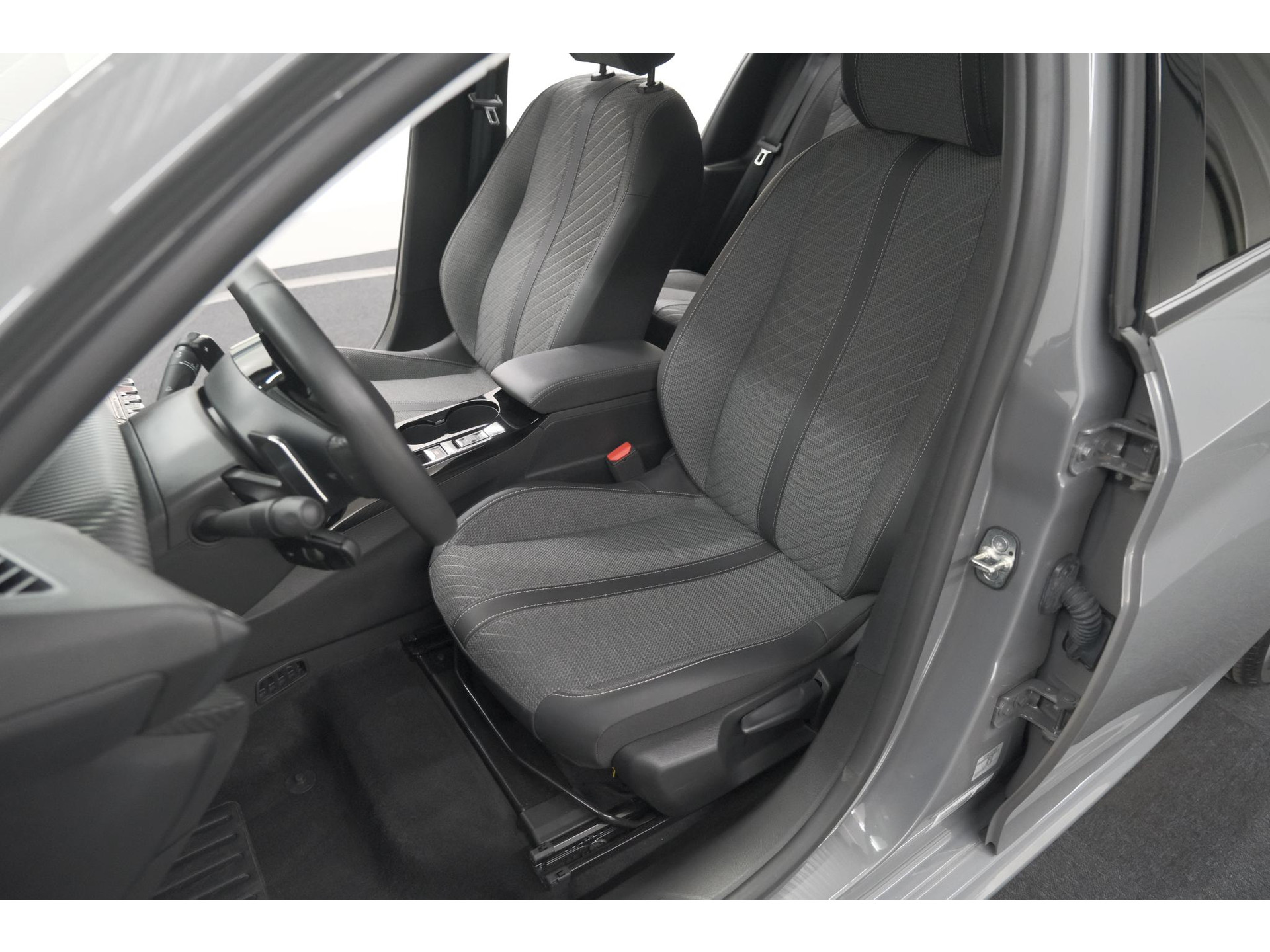 Peugeot 208 1.2 Hybrid 110 e-DCS6 Allure | Apple Carplay | Parkeersensoren Voor + Achter | Climate Control