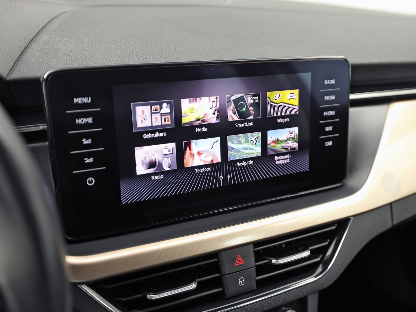 Škoda Scala 1.0 TSI Sport Automaat (VIRTUAL COCKPIT, APPLE CARPLAY, GROOT NAVI, CLIMATE, STOELVERWARMING, SPORTSTOELEN, PARKEERSENSOREN, LED KOPLAMPEN, NIEUWSTAAT)