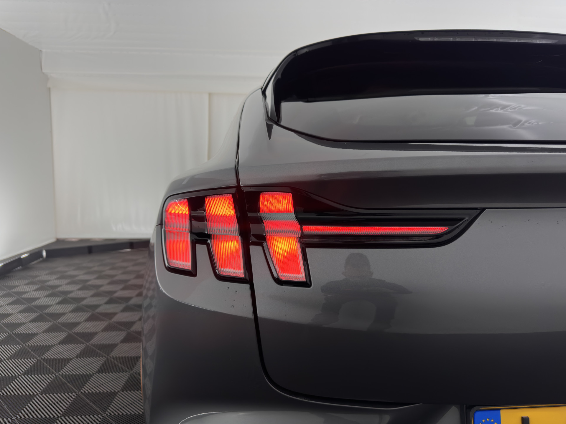 Ford Mustang Mach-E RWD 75 kWh (3-Fase) {SOH-93%} (INCL-BTW) Aut. *LEATHER | FULL-LED | DAB+ | DIGI-COCKPIT | KEYLESS | NAVI-FULLMAP | TOPVIEW | LANE-ASSIST | BLINDSPOT | CARPLAY | HEATED-COMFORTSEATS | PRIVACY-GLASS |TOWBAR | 18"ALU*