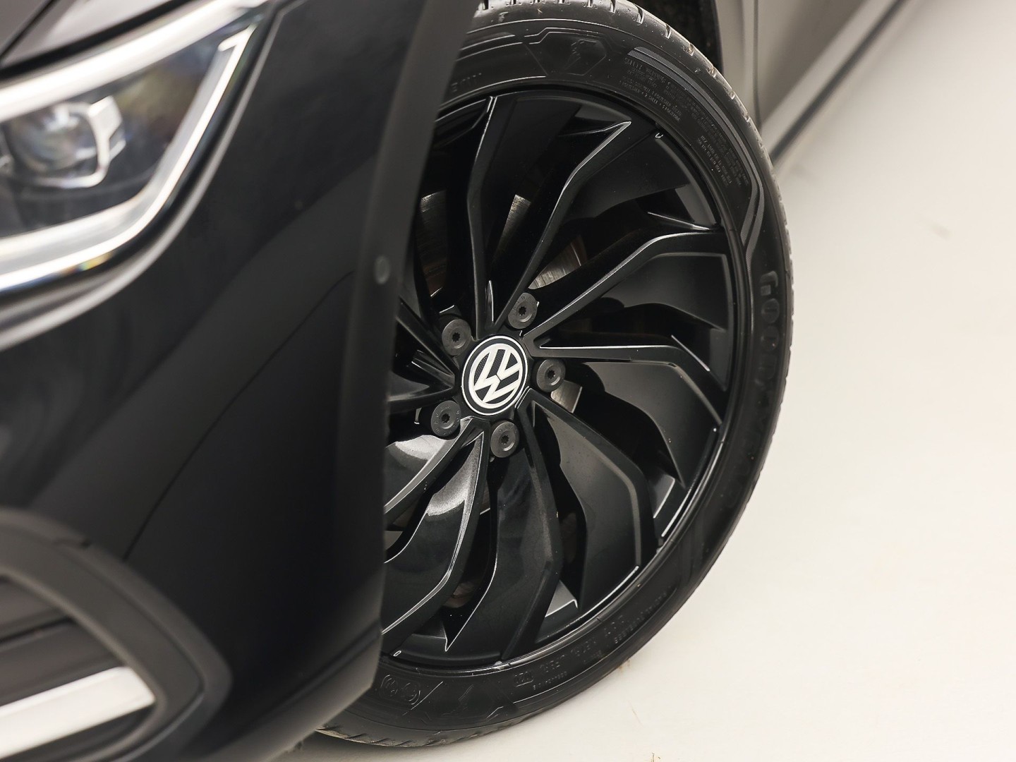 Volkswagen Golf 1.5 TSI Sport (PANORAMADAK, BLACK PACK, APPLE CARPLAY, GROOT NAVI, CAMERA, MEMORY SEAT, STOELVERWARMING, ALCANTARA, GETINT GLAS, TREKHAAK, NIEUWSTAAT)