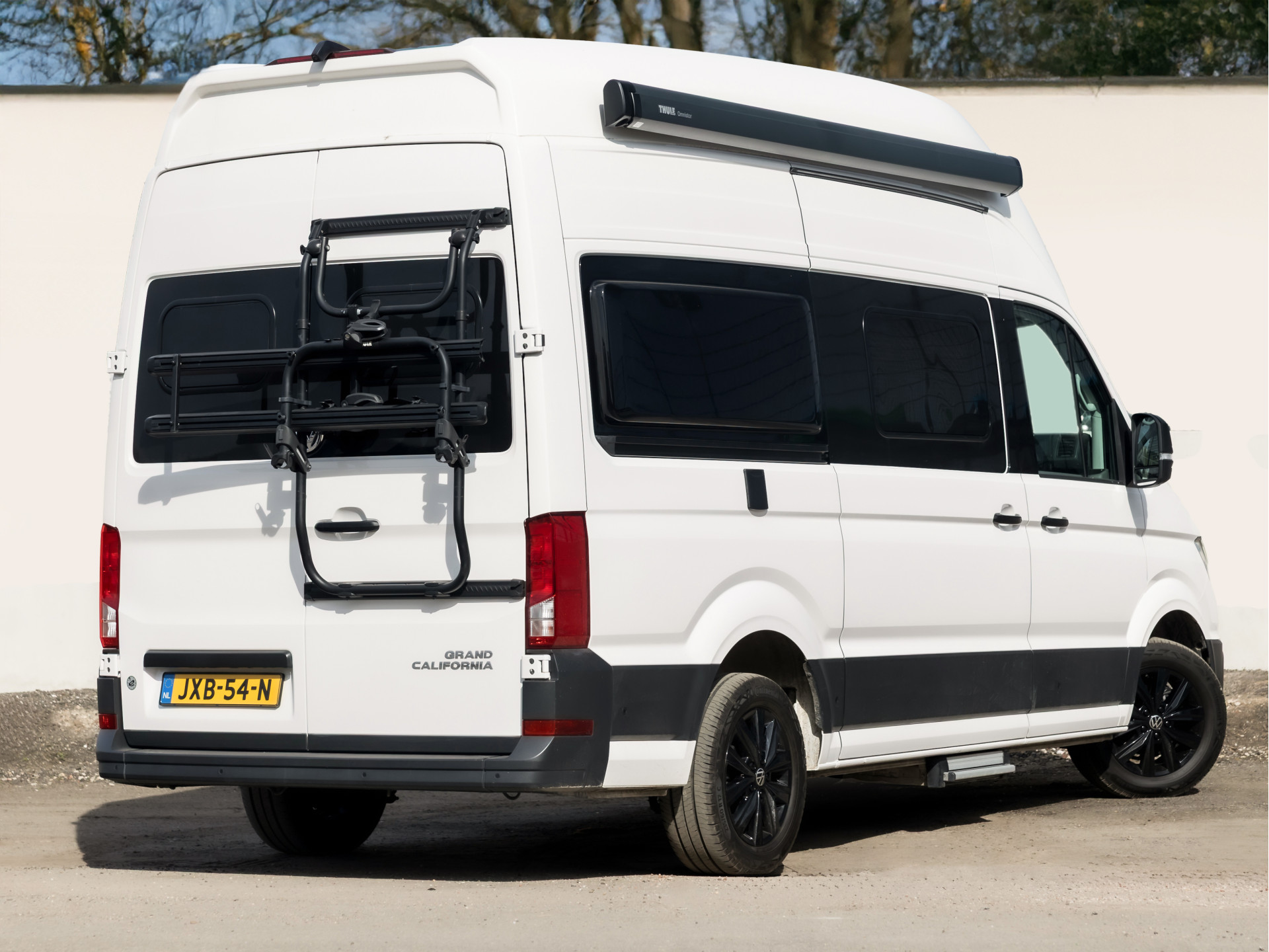 Volkswagen Crafter Grand California XXL 177Pk Automaat (LED KOPLAMPEN, STOELVERWARMING, KEUKEN, CENTRALE VERWARMING, KOELKAST, TOILET, DOUCHE, THULE ZONNESCHERM, FIETSENDRAGER, ZOET WATER)